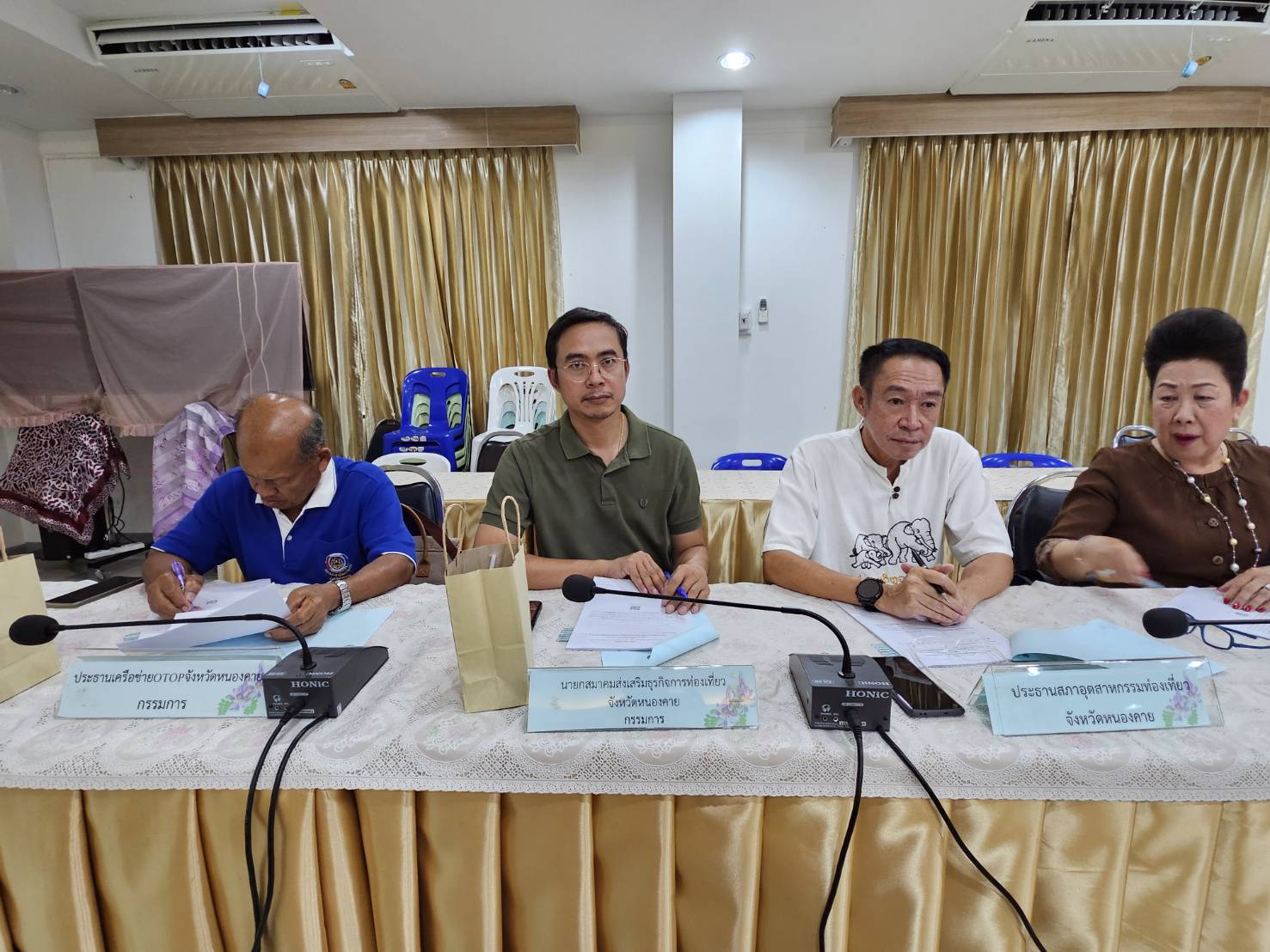 พช.หนองคาย ดำเนินการประชุมคณะกรรมการขับเคลื่อนศูนย์แสดงและจำหน่ายผลิตภัณฑ์ OTOP จังหวัดหนองคาย ครั้งที่ 1/2567