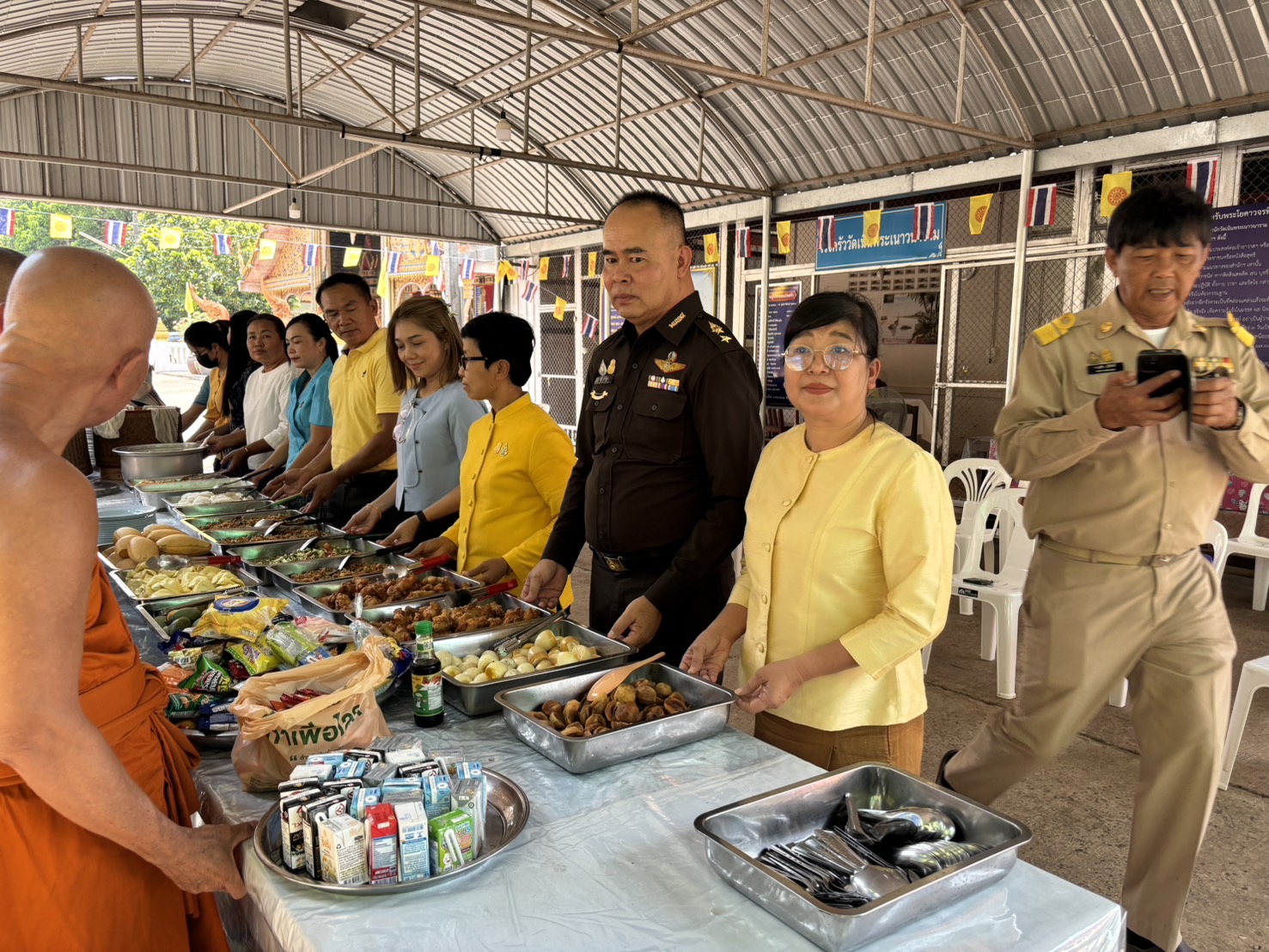พช.หนองคาย ร่วมพิธีทำบุญตักบาตรและถวายภัตตาหาร โครงการบรรพชาสามเณรภาคฤดูร้อน เฉลิมพระเกียรติพระบาทสมเด็จพระเจ้าอยู่หัว เนื่องในโอกาสมหามงคลเฉลิมพระชนมพรรษา 6 รอบ 28 กรกฎาคม 2567