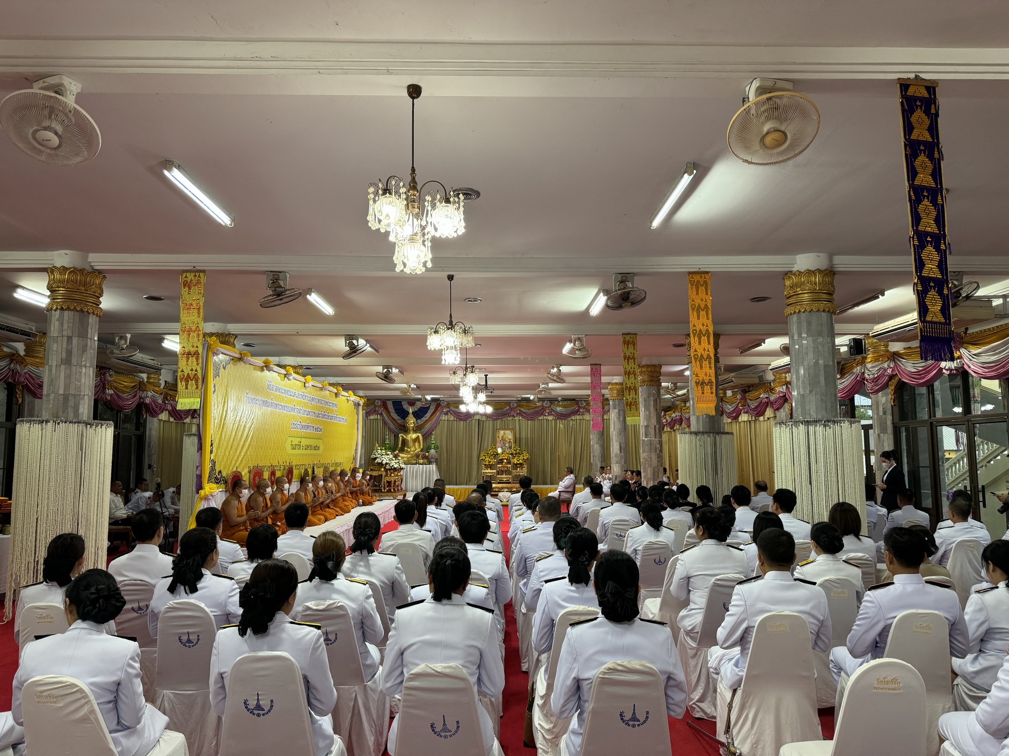 พช.หนองคาย ร่วมพิธีสวดพระพุทธมนต์และพิธีทำบุญตักบาตรถวายพระราชกุศล เนื่องใน “วันพระบาทสมเด็จพระพุทธยอดฟ้าจุฬาโลกมหาราช และวันที่ระลึกมหาจักรีบรมราชวงศ์” ประจำปีพุทธศักราช 2567