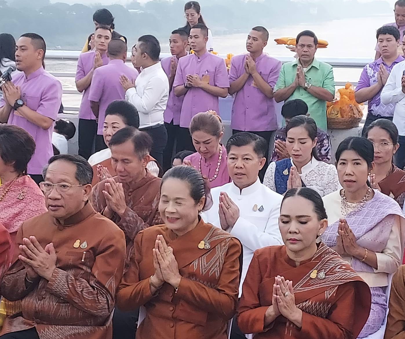 พช.หนองคาย ร่วมกิจกรรมทำบุญตักบาตร เนื่องในการเฉลิมฉลองวันครบรอบ 30 ปี สะพานมิตรภาพไทย-ลาว แห่งที่ 1 (หนองคาย-เวียงจันทร์)