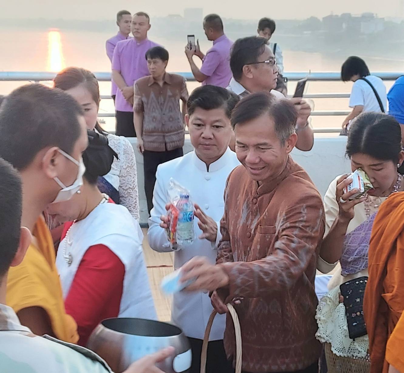 พช.หนองคาย ร่วมกิจกรรมทำบุญตักบาตร เนื่องในการเฉลิมฉลองวันครบรอบ 30 ปี สะพานมิตรภาพไทย-ลาว แห่งที่ 1 (หนองคาย-เวียงจันทร์)