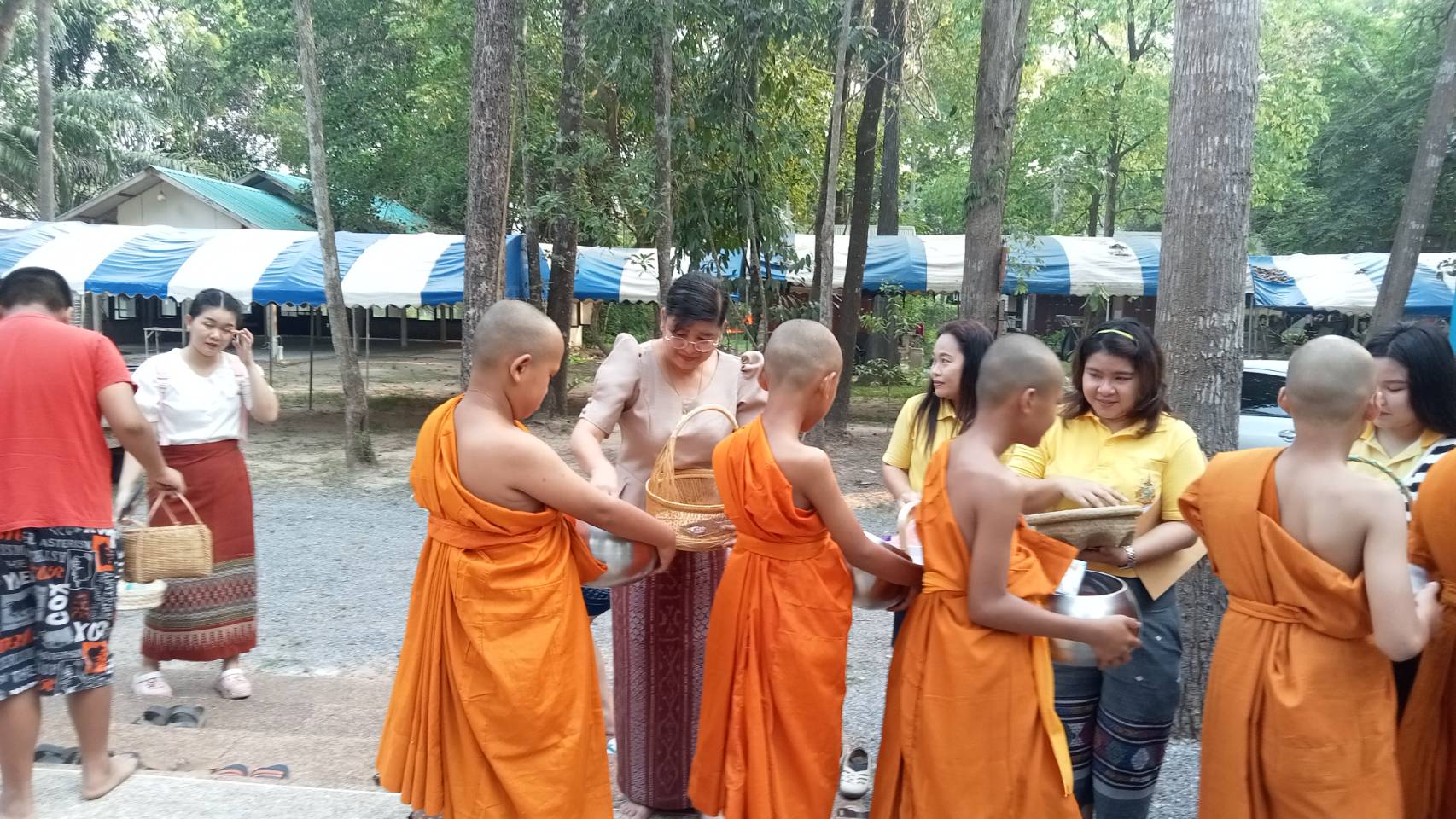 พช.หนองคาย : พิธีทำบุญตักบาตรและถวายภัตตาหาร โครงการบรรพชาสามเณรภาคฤดูร้อน เฉลิมพระเกียรติพระบาทสมเด็จพระเจ้าอยู่หัว เนื่องในโอกาสมหามงคลเฉลิมพระชนมพรรษา 6 รอบ 28 กรกฎาคม 2567