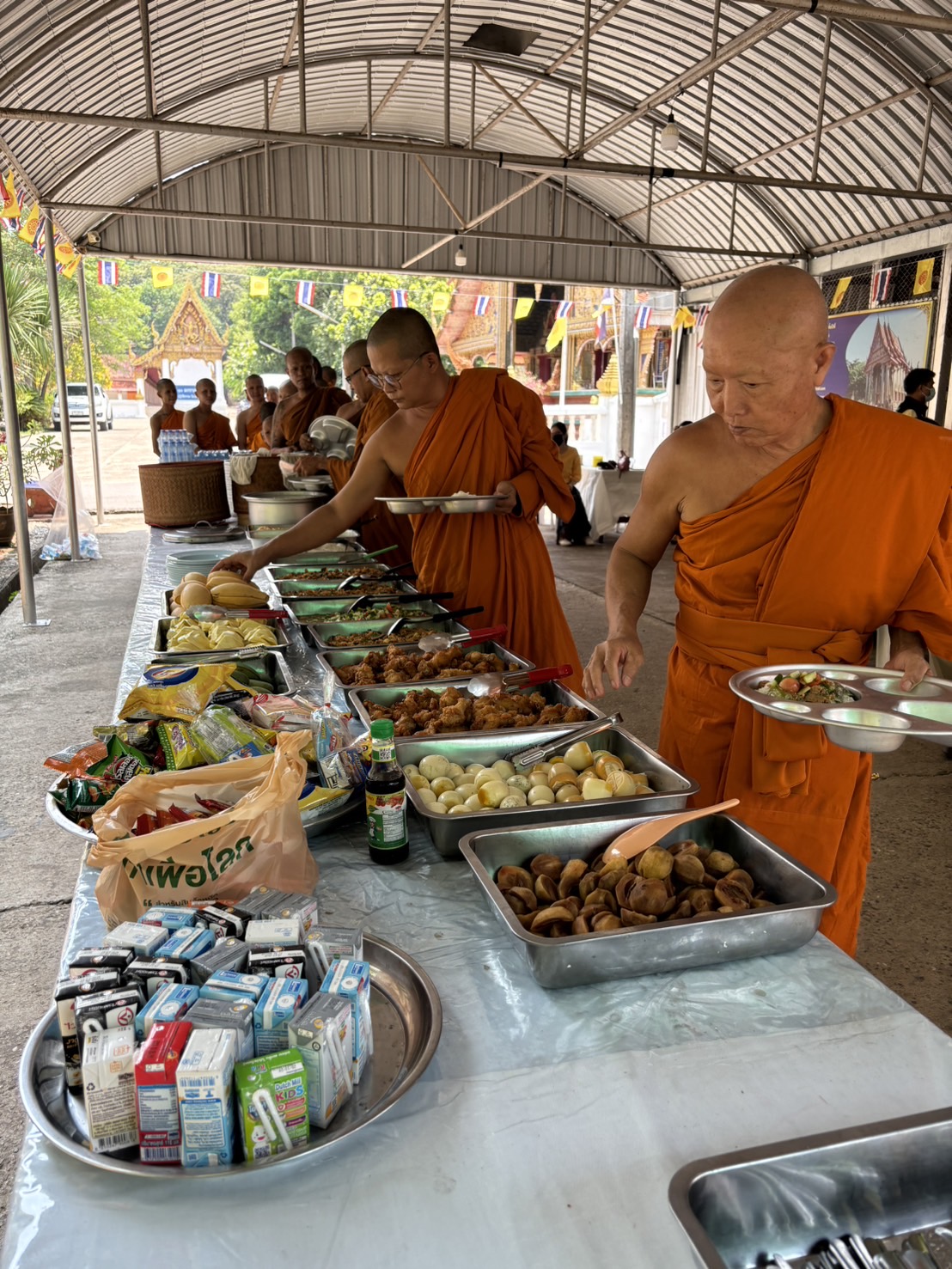 พช.หนองคาย ร่วมพิธีทำบุญตักบาตรและถวายภัตตาหาร โครงการบรรพชาสามเณรภาคฤดูร้อน เฉลิมพระเกียรติพระบาทสมเด็จพระเจ้าอยู่หัว เนื่องในโอกาสมหามงคลเฉลิมพระชนมพรรษา 6 รอบ 28 กรกฎาคม 2567