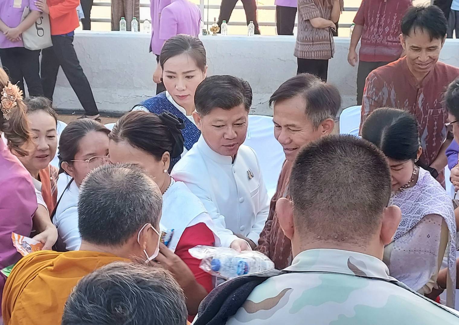 พช.หนองคาย ร่วมกิจกรรมทำบุญตักบาตร เนื่องในการเฉลิมฉลองวันครบรอบ 30 ปี สะพานมิตรภาพไทย-ลาว แห่งที่ 1 (หนองคาย-เวียงจันทร์)