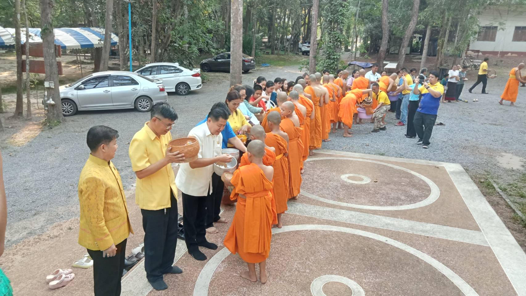 พช.หนองคาย : พิธีทำบุญตักบาตรและถวายภัตตาหาร โครงการบรรพชาสามเณรภาคฤดูร้อน เฉลิมพระเกียรติพระบาทสมเด็จพระเจ้าอยู่หัว เนื่องในโอกาสมหามงคลเฉลิมพระชนมพรรษา 6 รอบ 28 กรกฎาคม 2567