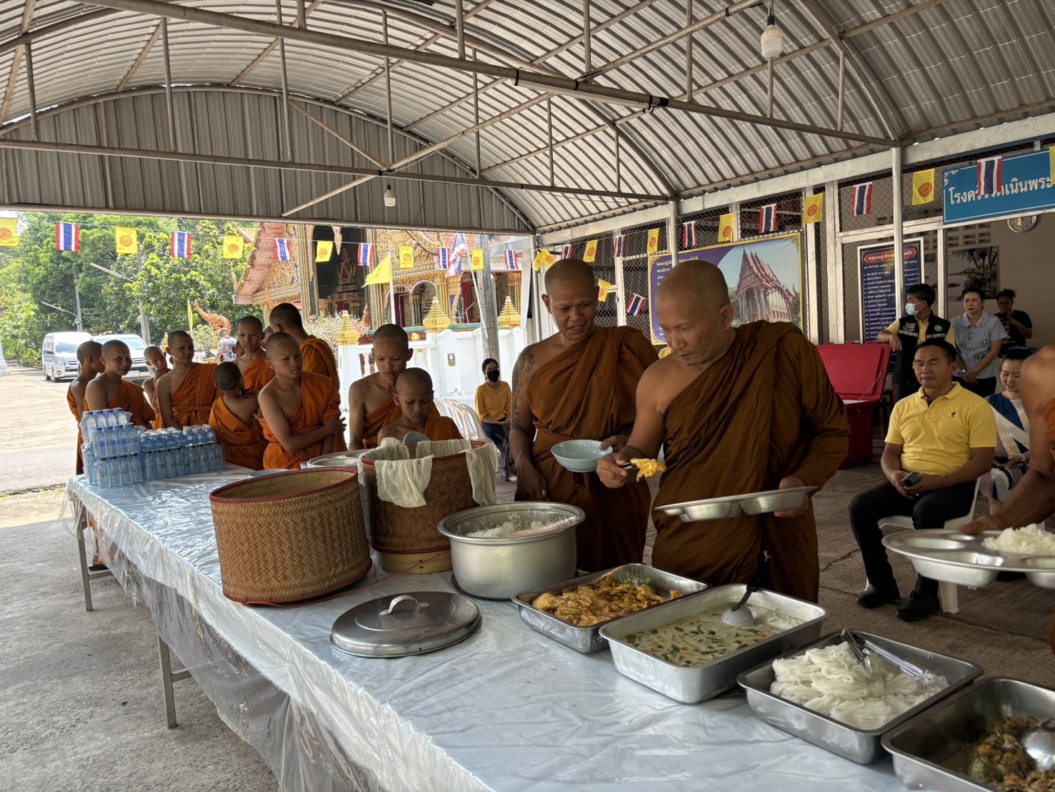พช.หนองคาย ร่วมพิธีทำบุญตักบาตรและถวายภัตตาหาร โครงการบรรพชาสามเณรภาคฤดูร้อน เฉลิมพระเกียรติพระบาทสมเด็จพระเจ้าอยู่หัว เนื่องในโอกาสมหามงคลเฉลิมพระชนมพรรษา 6 รอบ 28 กรกฎาคม 2567