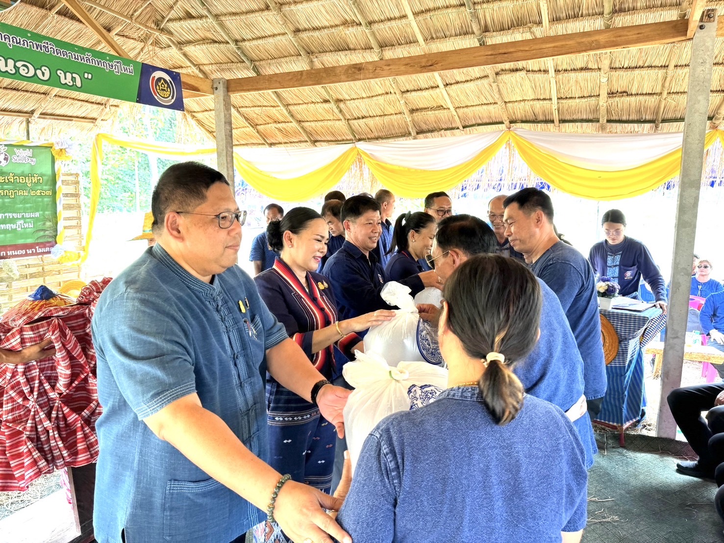 พช.หนองคาย น้อมนำหลักปรัชญาของเศรษฐกิจพอเพียงผ่านการดำเนินโครงการเฉลิมพระเกียรติพระบาทสมเด็จพระเจ้าอยู่หัว เนื่องในโอกาสมหามงคลเฉลิมพระชนมพรรษา 6 รอบ 28 กรกฎาคม 2567 ณ ศูนย์เรียนรู้ “โคก หนอง นา โมเดล” อำเภอท่าบ่อ