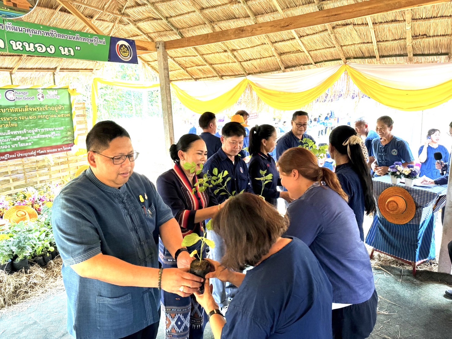 พช.หนองคาย น้อมนำหลักปรัชญาของเศรษฐกิจพอเพียงผ่านการดำเนินโครงการเฉลิมพระเกียรติพระบาทสมเด็จพระเจ้าอยู่หัว เนื่องในโอกาสมหามงคลเฉลิมพระชนมพรรษา 6 รอบ 28 กรกฎาคม 2567 ณ ศูนย์เรียนรู้ “โคก หนอง นา โมเดล” อำเภอท่าบ่อ