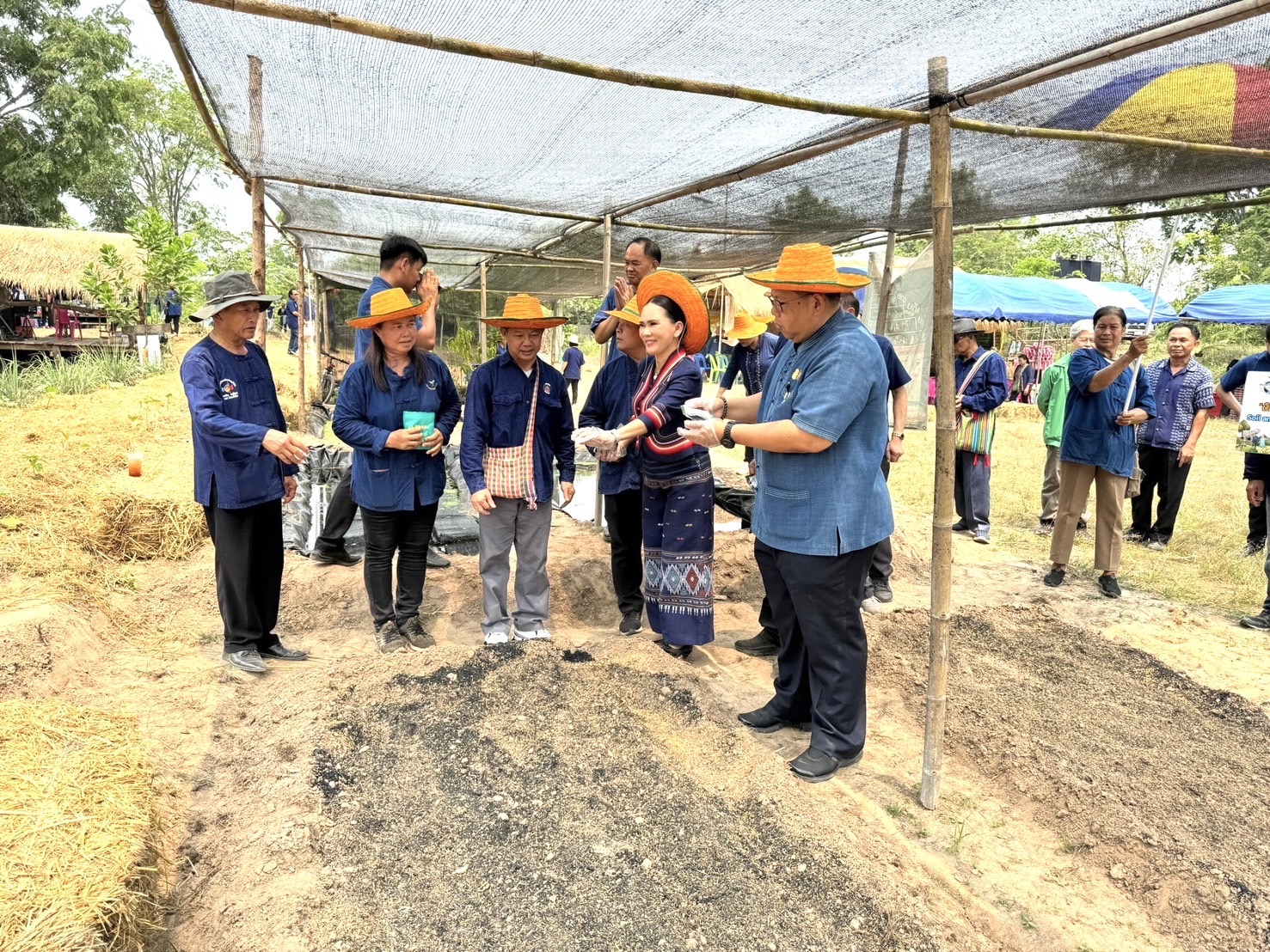 พช.หนองคาย น้อมนำหลักปรัชญาของเศรษฐกิจพอเพียงผ่านการดำเนินโครงการเฉลิมพระเกียรติพระบาทสมเด็จพระเจ้าอยู่หัว เนื่องในโอกาสมหามงคลเฉลิมพระชนมพรรษา 6 รอบ 28 กรกฎาคม 2567 ณ ศูนย์เรียนรู้ “โคก หนอง นา โมเดล” อำเภอท่าบ่อ