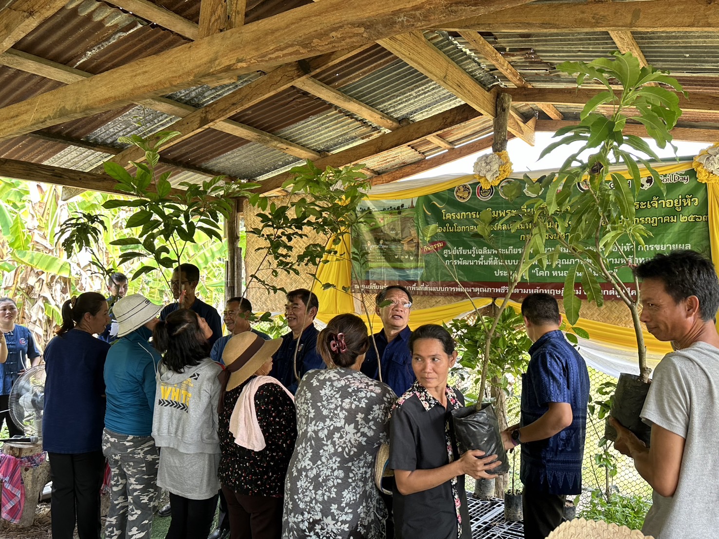 พช.หนองคาย น้อมนำหลักปรัชญาของเศรษฐกิจพอเพียงผ่านการดำเนินโครงการเฉลิมพระเกียรติพระบาทสมเด็จพระเจ้าอยู่หัว เนื่องในโอกาสมหามงคลเฉลิมพระชนมพรรษา 6 รอบ 28 กรกฎาคม 2567 ณ ศูนย์เรียนรู้ “โคก หนอง นา โมเดล” อำเภอสังคม