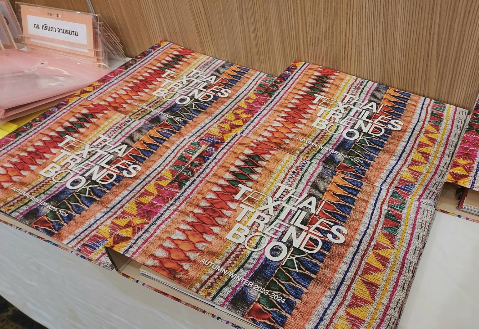 พช.หนองคาย นำคณะกลุ่มทอผ้า ร่วมโค้ชชิ่ง “ผ้าลายสิริวชิราภรณ์” และงานหัตถกรรม โครงการพัฒนาผลิตภัณฑ์ OTOP ประเภทผ้าและงานหัตถกรรม ณ จังหวัดขอนแก่น