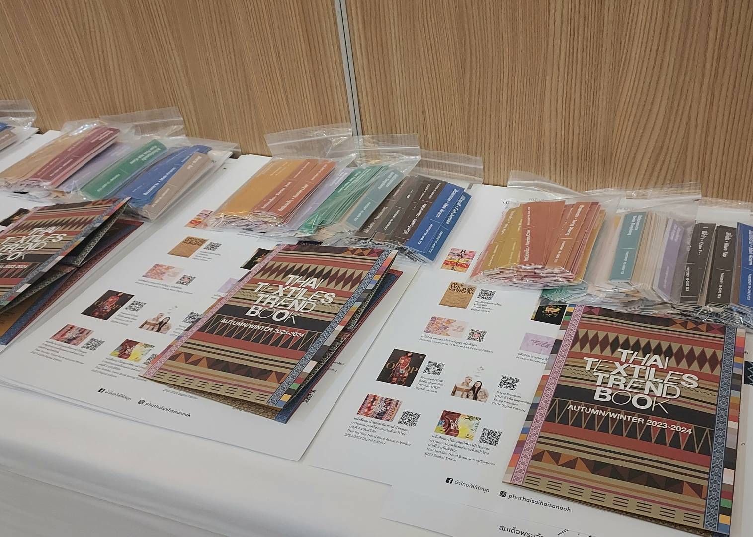 พช.หนองคาย นำคณะกลุ่มทอผ้า ร่วมโค้ชชิ่ง “ผ้าลายสิริวชิราภรณ์” และงานหัตถกรรม โครงการพัฒนาผลิตภัณฑ์ OTOP ประเภทผ้าและงานหัตถกรรม ณ จังหวัดขอนแก่น