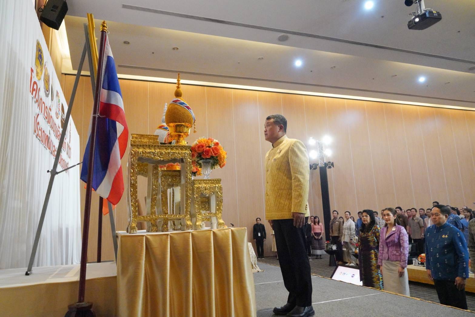 พช.หนองคาย นำคณะกลุ่มทอผ้า ร่วมโค้ชชิ่ง “ผ้าลายสิริวชิราภรณ์” และงานหัตถกรรม โครงการพัฒนาผลิตภัณฑ์ OTOP ประเภทผ้าและงานหัตถกรรม ณ จังหวัดขอนแก่น