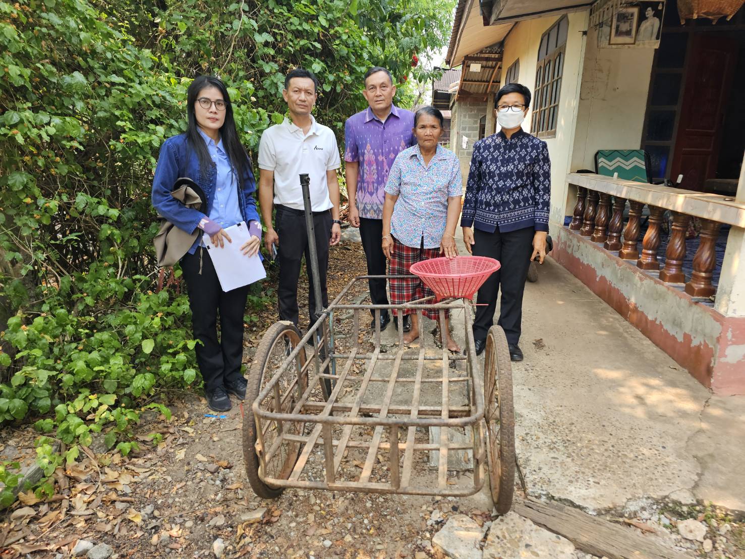 พช.หนองคาย ลงพื้นที่จัดเก็บข้อมูลครัวเรือนที่ขอรับการสนับสนุนวัสดุอุปกรณ์ ภายใต้บันทึกข้อตกลงความร่วมมือในการแก้ไขปัญหาความยากจนเชิงบูรณาการ ระหว่าง กรมการพัฒนาชุมชนกระทรวงมหาดไทย กับ มูลนิธิป่อเต็กตึ๊ง