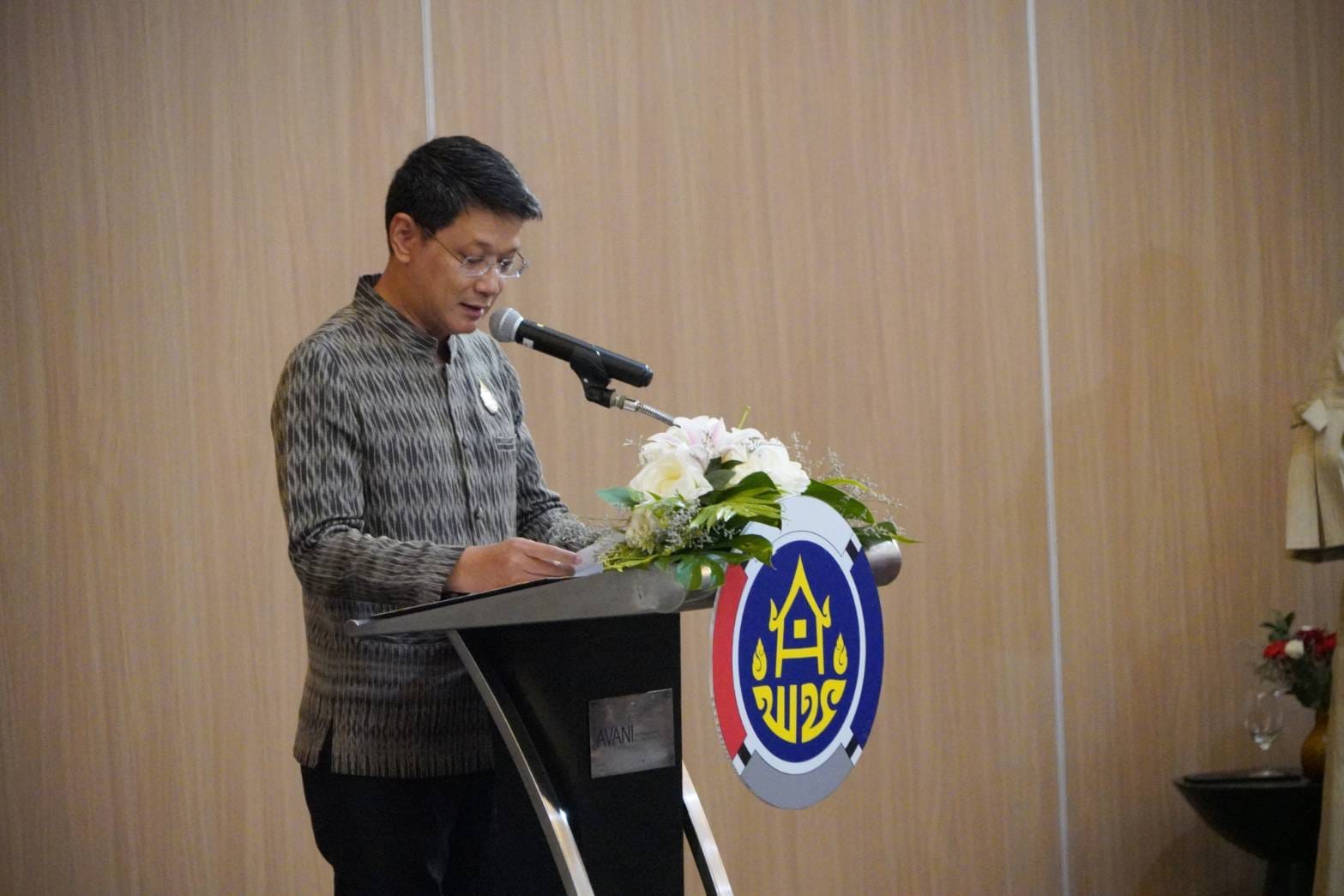 พช.หนองคาย นำคณะกลุ่มทอผ้า ร่วมโค้ชชิ่ง “ผ้าลายสิริวชิราภรณ์” และงานหัตถกรรม โครงการพัฒนาผลิตภัณฑ์ OTOP ประเภทผ้าและงานหัตถกรรม ณ จังหวัดขอนแก่น