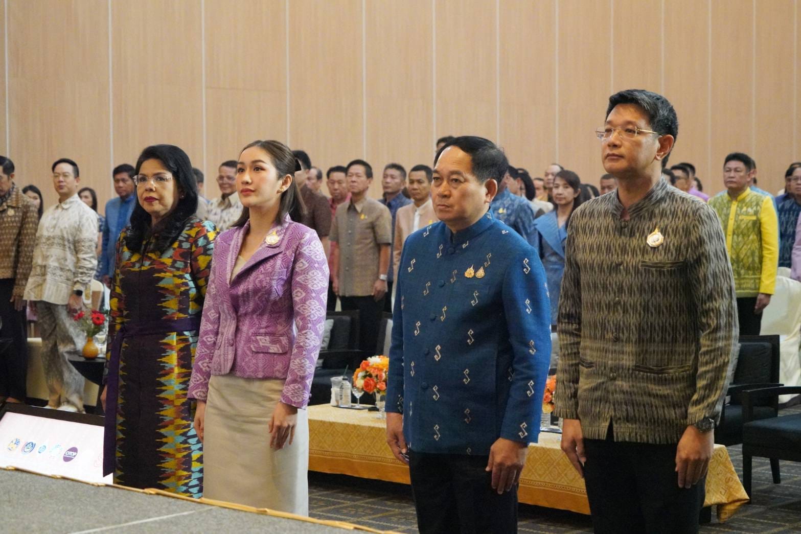 พช.หนองคาย นำคณะกลุ่มทอผ้า ร่วมโค้ชชิ่ง “ผ้าลายสิริวชิราภรณ์” และงานหัตถกรรม โครงการพัฒนาผลิตภัณฑ์ OTOP ประเภทผ้าและงานหัตถกรรม ณ จังหวัดขอนแก่น