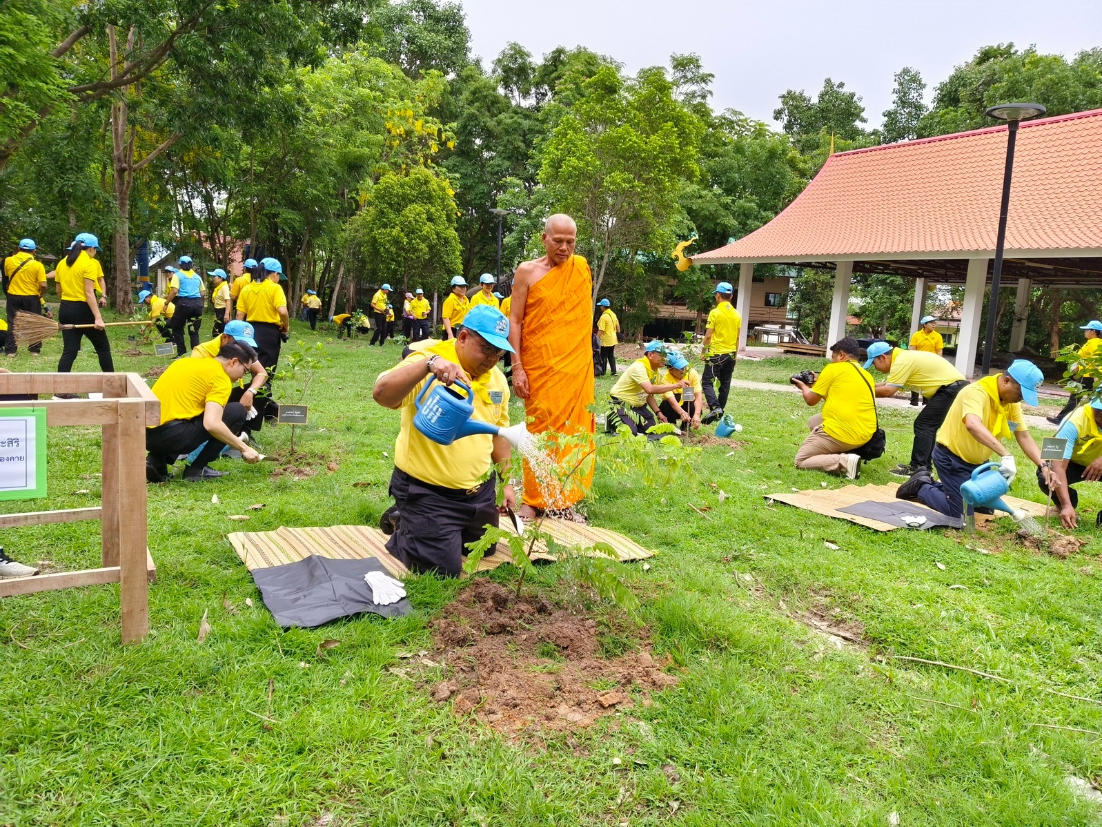 พช.หนองคาย ร่วมกิจกรรมจิตอาสาพัฒนาเนื่องในวันเฉลิมพระชนมพรรษาสมเด็จพระนางเจ้าฯ พระบรมราชินี “กิจกรรมจิตอาสาพัฒนาสิ่งแวดล้อมและบำเพ็ญสาธารณประโยชน์”