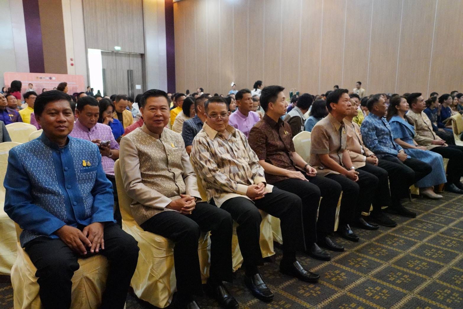 พช.หนองคาย นำคณะกลุ่มทอผ้า ร่วมโค้ชชิ่ง “ผ้าลายสิริวชิราภรณ์” และงานหัตถกรรม โครงการพัฒนาผลิตภัณฑ์ OTOP ประเภทผ้าและงานหัตถกรรม ณ จังหวัดขอนแก่น