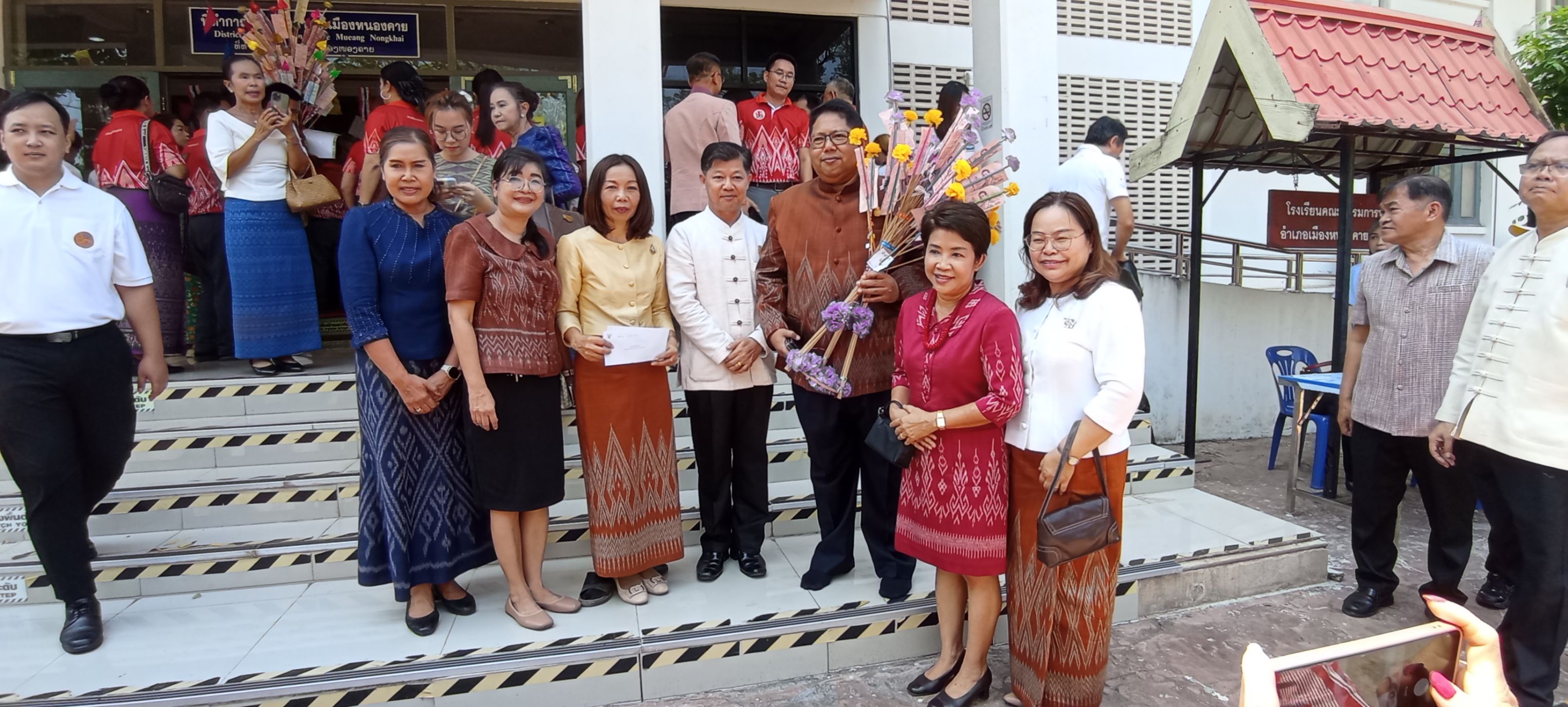 พช.หนองคาย ร่วมพิธีทำบุญทอดผ้าป่าสามัคคีอำเภอเมืองหนองคาย ประจำปี 2567 เพื่อจัดหาทุนบูรณปฏิสังขรณ์พระอุโบสถ วัดพระธาตุบังพวน อ.เมืองหนองคาย ที่ได้รับความเสียหายจากการเกิดอัคคีภัย