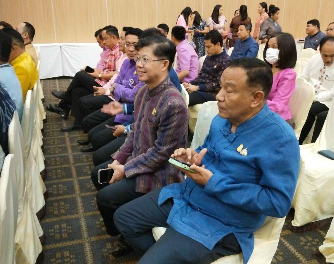 พช.หนองคาย นำคณะกลุ่มทอผ้า ร่วมโค้ชชิ่ง “ผ้าลายสิริวชิราภรณ์” และงานหัตถกรรม โครงการพัฒนาผลิตภัณฑ์ OTOP ประเภทผ้าและงานหัตถกรรม ณ จังหวัดขอนแก่น