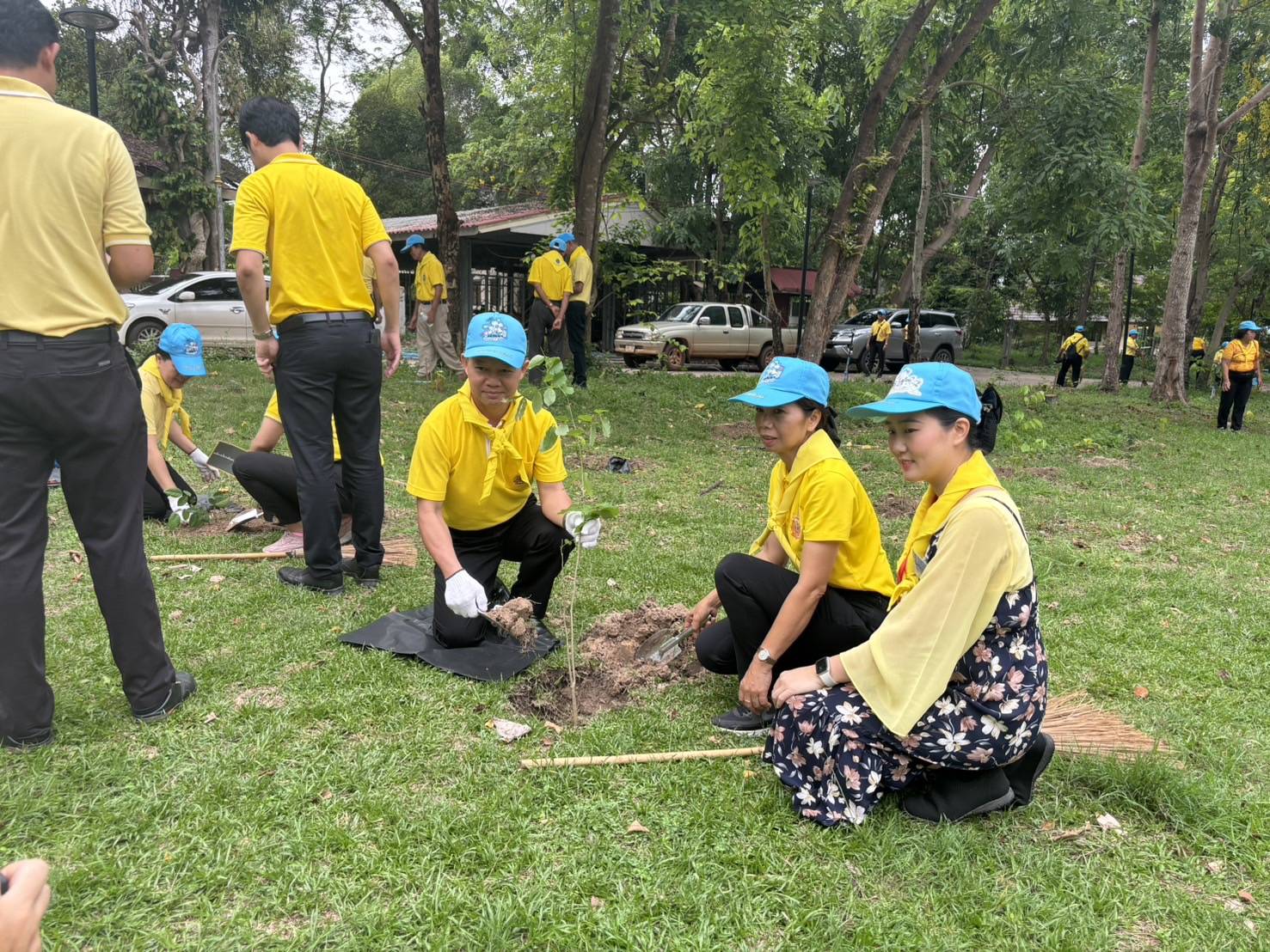 พช.หนองคาย ร่วมกิจกรรมจิตอาสาพัฒนาเนื่องในวันเฉลิมพระชนมพรรษาสมเด็จพระนางเจ้าฯ พระบรมราชินี “กิจกรรมจิตอาสาพัฒนาสิ่งแวดล้อมและบำเพ็ญสาธารณประโยชน์”