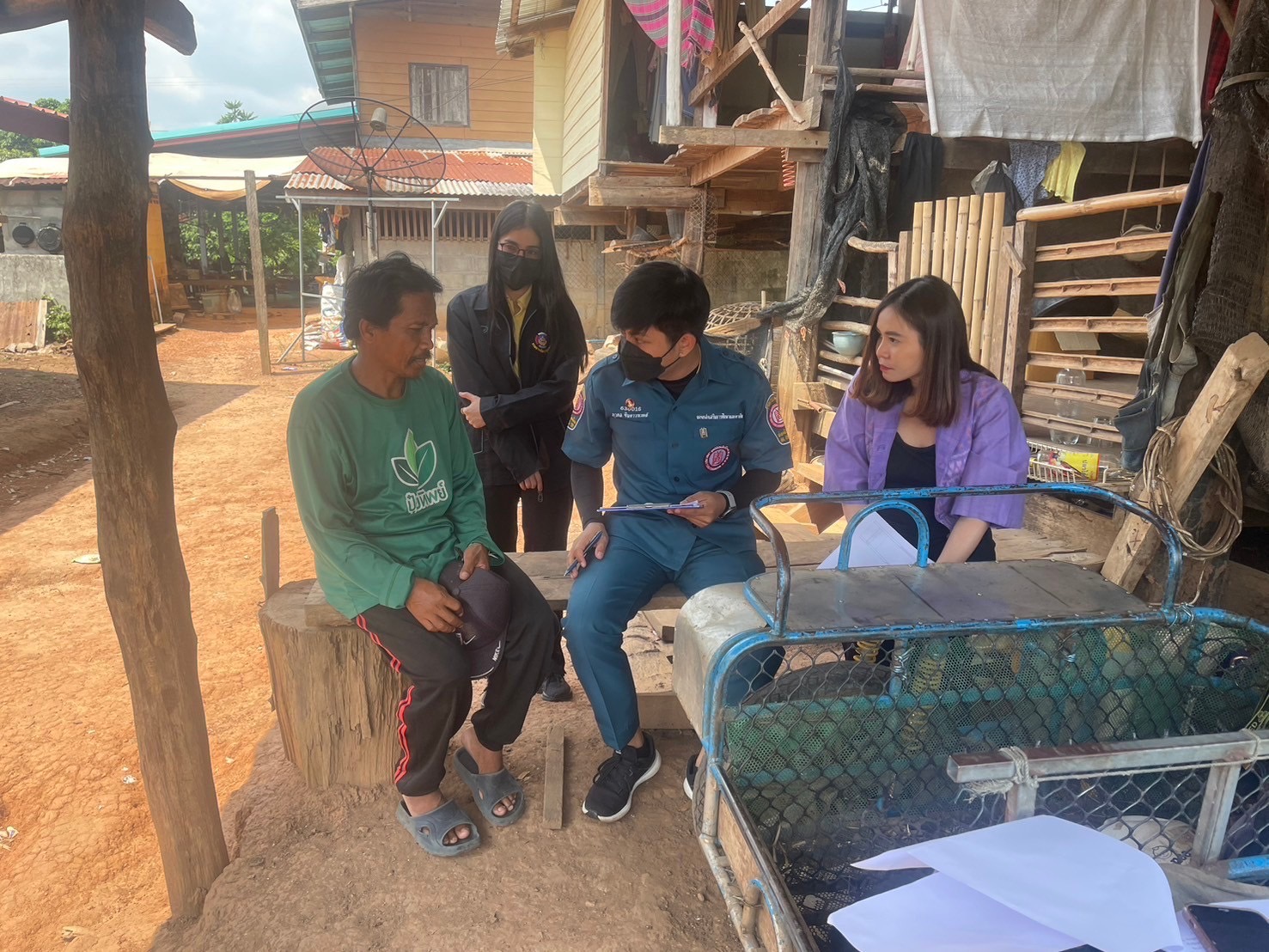 พช.หนองคาย ร่วมลงพื้นที่เพื่อจัดเก็บข้อมูลครัวเรือนที่ขอรับการสนับสนุนวัสดุอุปกรณ์ ภายใต้บันทึกข้อตกลงความร่วมมือในการแก้ไขปัญหาความยากจนเชิงบูรณาการ ระหว่าง กรมการพัฒนาชุมชนกระทรวงมหาดไทย กับ มูลนิธิป่อเต็กตึ๊ง