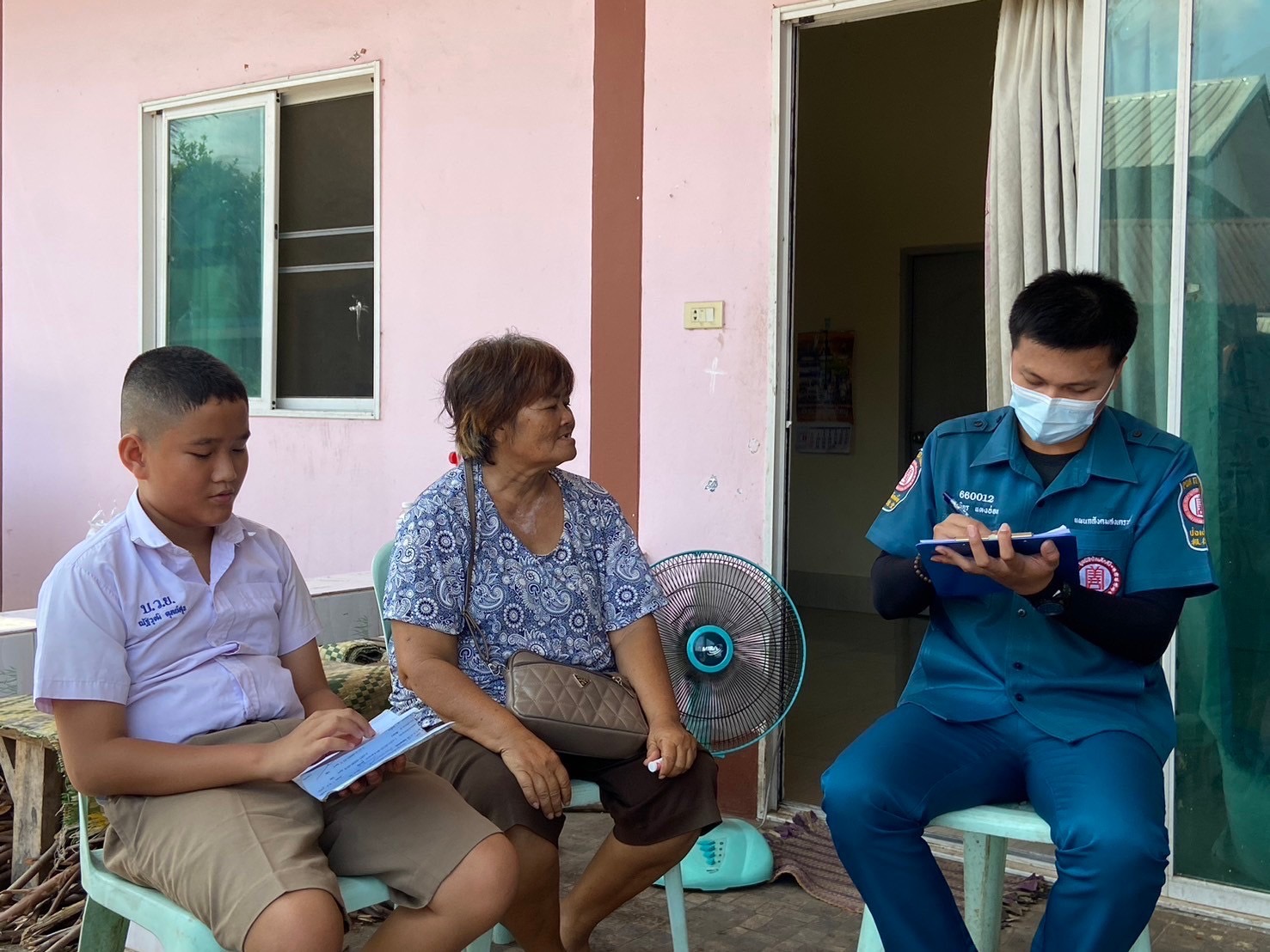 พช.หนองคาย ร่วมลงพื้นที่เพื่อจัดเก็บข้อมูลครัวเรือนที่ขอรับการสนับสนุนวัสดุอุปกรณ์ ภายใต้บันทึกข้อตกลงความร่วมมือในการแก้ไขปัญหาความยากจนเชิงบูรณาการ ระหว่าง กรมการพัฒนาชุมชนกระทรวงมหาดไทย กับ มูลนิธิป่อเต็กตึ๊ง