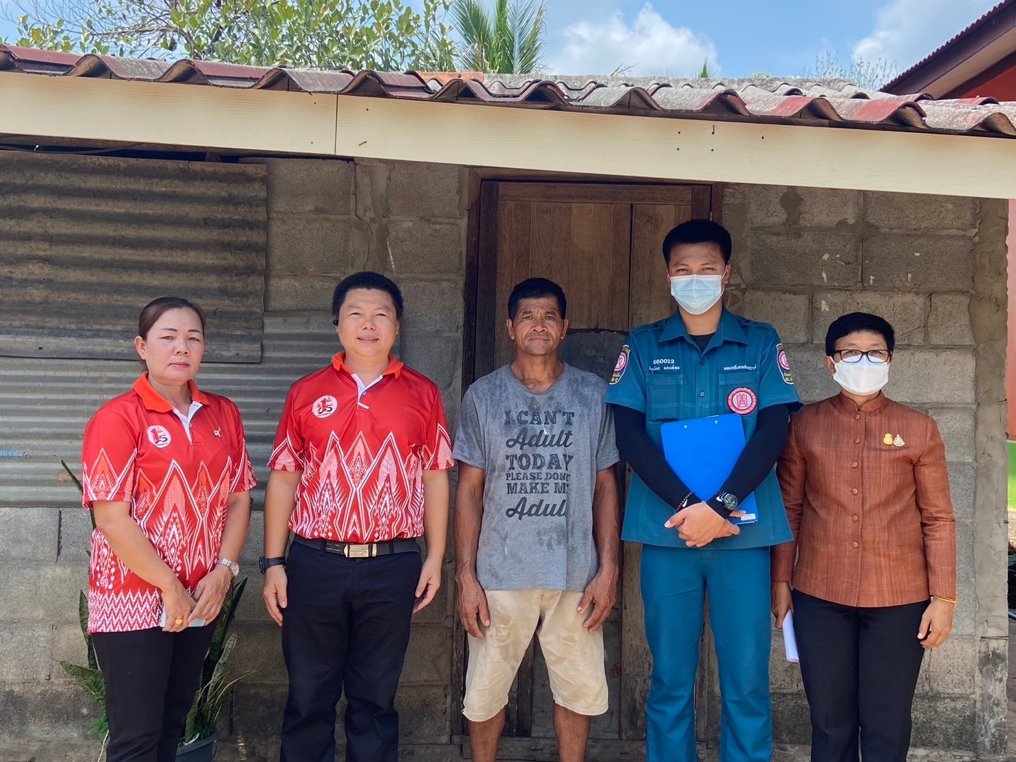 พช.หนองคาย ร่วมลงพื้นที่เพื่อจัดเก็บข้อมูลครัวเรือนที่ขอรับการสนับสนุนวัสดุอุปกรณ์ ภายใต้บันทึกข้อตกลงความร่วมมือในการแก้ไขปัญหาความยากจนเชิงบูรณาการ ระหว่าง กรมการพัฒนาชุมชนกระทรวงมหาดไทย กับ มูลนิธิป่อเต็กตึ๊ง