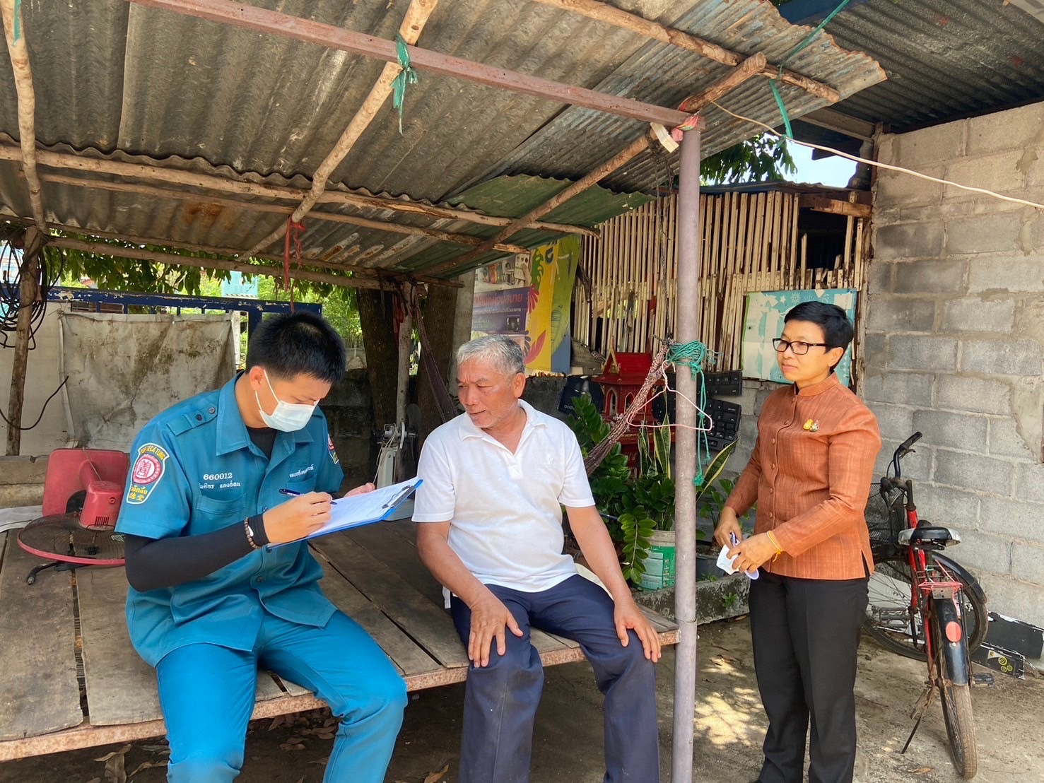 พช.หนองคาย ร่วมลงพื้นที่เพื่อจัดเก็บข้อมูลครัวเรือนที่ขอรับการสนับสนุนวัสดุอุปกรณ์ ภายใต้บันทึกข้อตกลงความร่วมมือในการแก้ไขปัญหาความยากจนเชิงบูรณาการ ระหว่าง กรมการพัฒนาชุมชนกระทรวงมหาดไทย กับ มูลนิธิป่อเต็กตึ๊ง