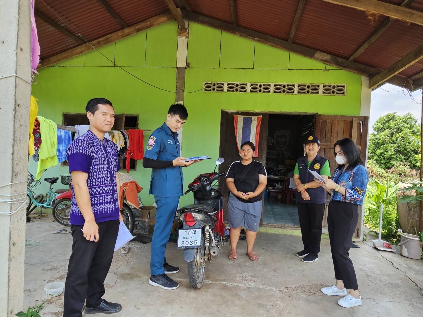 พช.หนองคาย ร่วมลงพื้นที่เพื่อจัดเก็บข้อมูลครัวเรือนที่ขอรับการสนับสนุนวัสดุอุปกรณ์ ภายใต้บันทึกข้อตกลงความร่วมมือในการแก้ไขปัญหาความยากจนเชิงบูรณาการ ระหว่าง กรมการพัฒนาชุมชนกระทรวงมหาดไทย กับ มูลนิธิป่อเต็กตึ๊ง