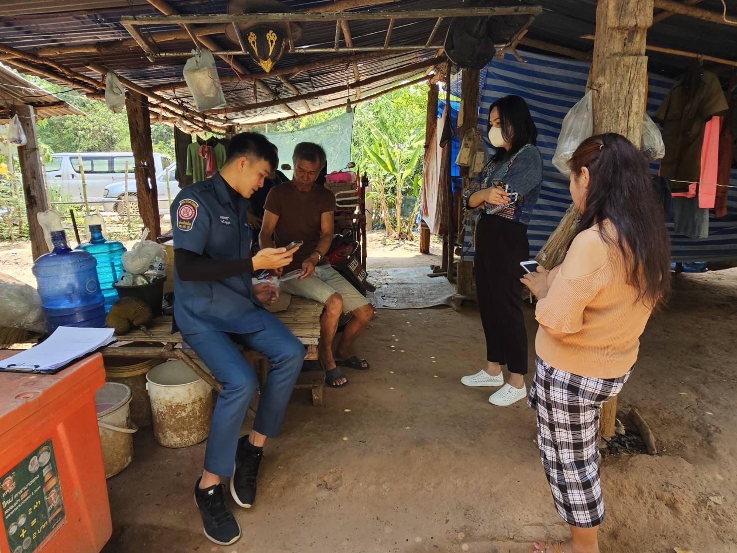 พช.หนองคาย ร่วมลงพื้นที่เพื่อจัดเก็บข้อมูลครัวเรือนที่ขอรับการสนับสนุนวัสดุอุปกรณ์ ภายใต้บันทึกข้อตกลงความร่วมมือในการแก้ไขปัญหาความยากจนเชิงบูรณาการ ระหว่าง กรมการพัฒนาชุมชนกระทรวงมหาดไทย กับ มูลนิธิป่อเต็กตึ๊ง