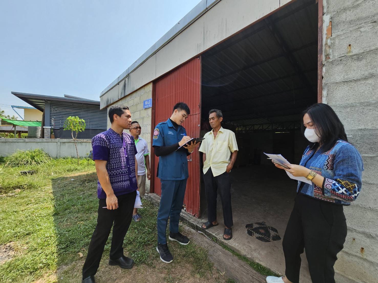 พช.หนองคาย ร่วมลงพื้นที่เพื่อจัดเก็บข้อมูลครัวเรือนที่ขอรับการสนับสนุนวัสดุอุปกรณ์ ภายใต้บันทึกข้อตกลงความร่วมมือในการแก้ไขปัญหาความยากจนเชิงบูรณาการ ระหว่าง กรมการพัฒนาชุมชนกระทรวงมหาดไทย กับ มูลนิธิป่อเต็กตึ๊ง