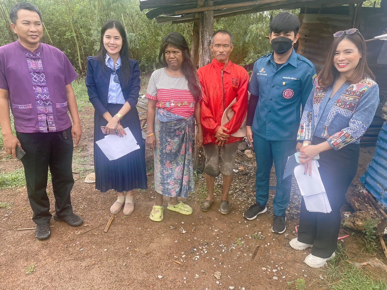 พช.หนองคาย ร่วมลงพื้นที่เพื่อจัดเก็บข้อมูลครัวเรือนที่ขอรับการสนับสนุนวัสดุอุปกรณ์ ภายใต้บันทึกข้อตกลงความร่วมมือในการแก้ไขปัญหาความยากจนเชิงบูรณาการ ระหว่าง กรมการพัฒนาชุมชนกระทรวงมหาดไทย กับ มูลนิธิป่อเต็กตึ๊ง