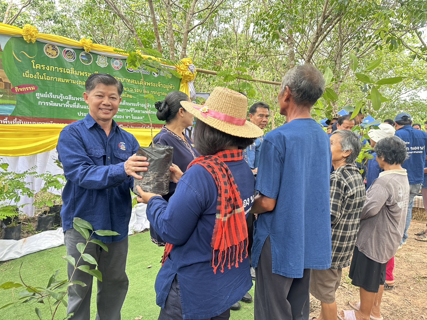 พช.หนองคาย น้อมนำหลักปรัชญาของเศรษฐกิจพอเพียงผ่านการดำเนินโครงการเฉลิมพระเกียรติพระบาทสมเด็จพระเจ้าอยู่หัว เนื่องในโอกาสมหามงคลเฉลิมพระชนมพรรษา 6 รอบ 28 กรกฎาคม 2567 ณ ศูนย์เรียนรู้ “โคก หนอง นา โมเดล” อำเภอสระใคร