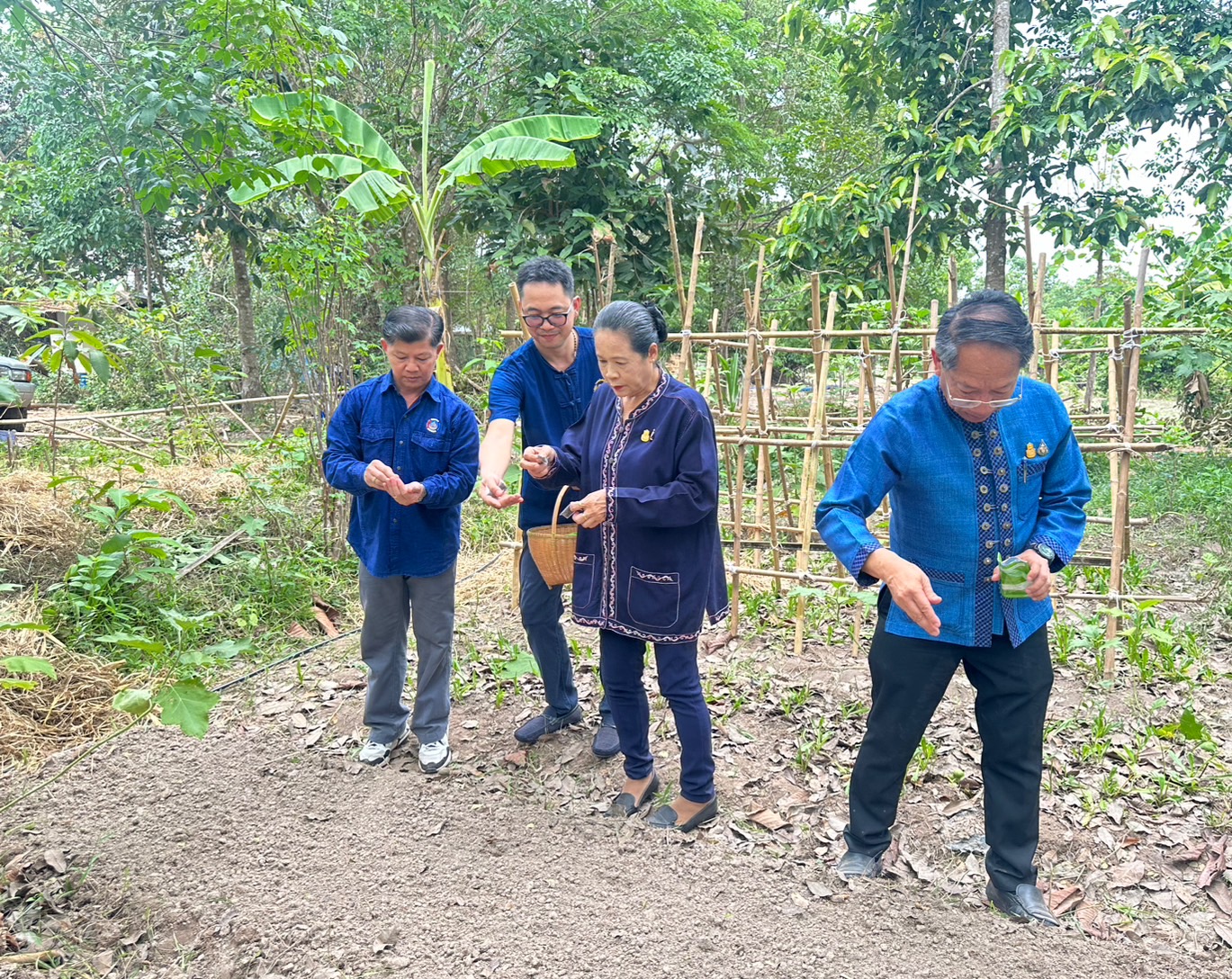 พช.หนองคาย น้อมนำหลักปรัชญาของเศรษฐกิจพอเพียงผ่านการดำเนินโครงการเฉลิมพระเกียรติพระบาทสมเด็จพระเจ้าอยู่หัว เนื่องในโอกาสมหามงคลเฉลิมพระชนมพรรษา 6 รอบ 28 กรกฎาคม 2567 ณ ศูนย์เรียนรู้ “โคก หนอง นา โมเดล” อำเภอสระใคร