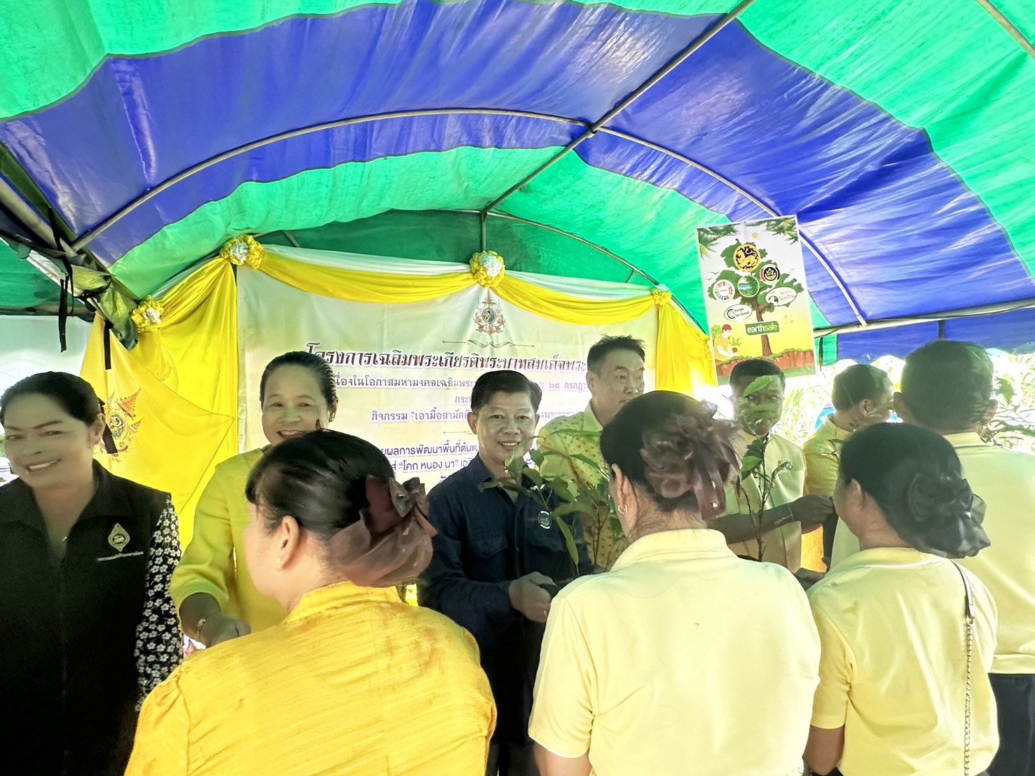 พช.หนองคาย น้อมนำหลักปรัชญาของเศรษฐกิจพอเพียงผ่านการดำเนินโครงการเฉลิมพระเกียรติพระบาทสมเด็จพระเจ้าอยู่หัว เนื่องในโอกาสมหามงคลเฉลิมพระชนมพรรษา 6 รอบ 28 กรกฎาคม 2567 ณ ศูนย์เรียนรู้ “โคก หนอง นา โมเดล” อำเภอโพนพิสัย