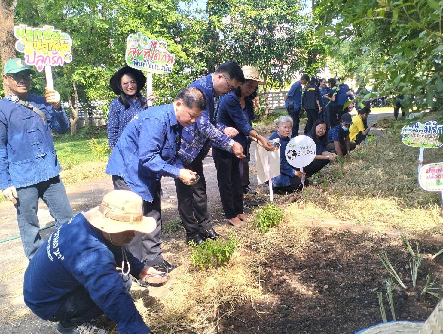 พช.หนองคาย ผนึกกำลัง ผู้นำ อช. ร่วมกับเครือข่ายโคกหนองนาอำเภอเมืองหนองคาย ขับเคลื่อนการน้อมนำแนวพระราชดำริของสมเด็จพระกนิษฐาธิราชเจ้า กรมสมเด็จพระเทพรัตนราชสุดาฯ สยามบรมราชกุมารี สู่ปฏิบัติการปลูกผักสวนครัว เพื่อสร้างความมั่นคงทางอาหาร กิจกรรม “ผู้นำต้นแบบตัวอย่างที่เห็นจริง”