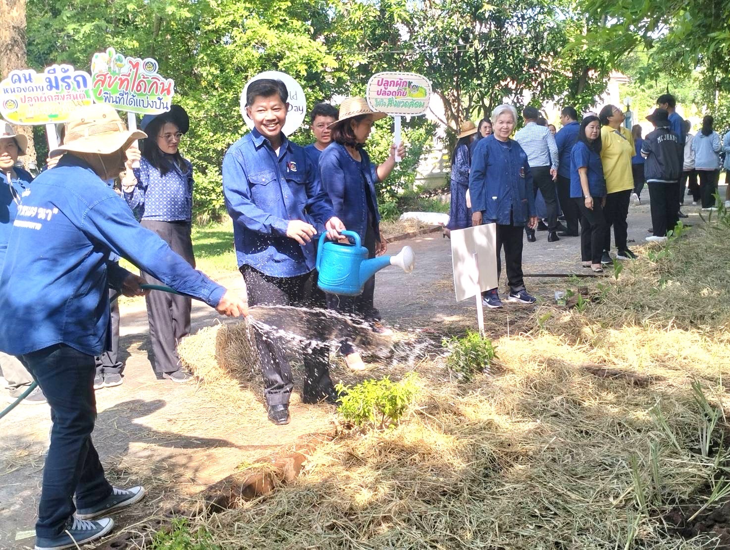 พช.หนองคาย ผนึกกำลัง ผู้นำ อช. ร่วมกับเครือข่ายโคกหนองนาอำเภอเมืองหนองคาย ขับเคลื่อนการน้อมนำแนวพระราชดำริของสมเด็จพระกนิษฐาธิราชเจ้า กรมสมเด็จพระเทพรัตนราชสุดาฯ สยามบรมราชกุมารี สู่ปฏิบัติการปลูกผักสวนครัว เพื่อสร้างความมั่นคงทางอาหาร กิจกรรม “ผู้นำต้นแบบตัวอย่างที่เห็นจริง”