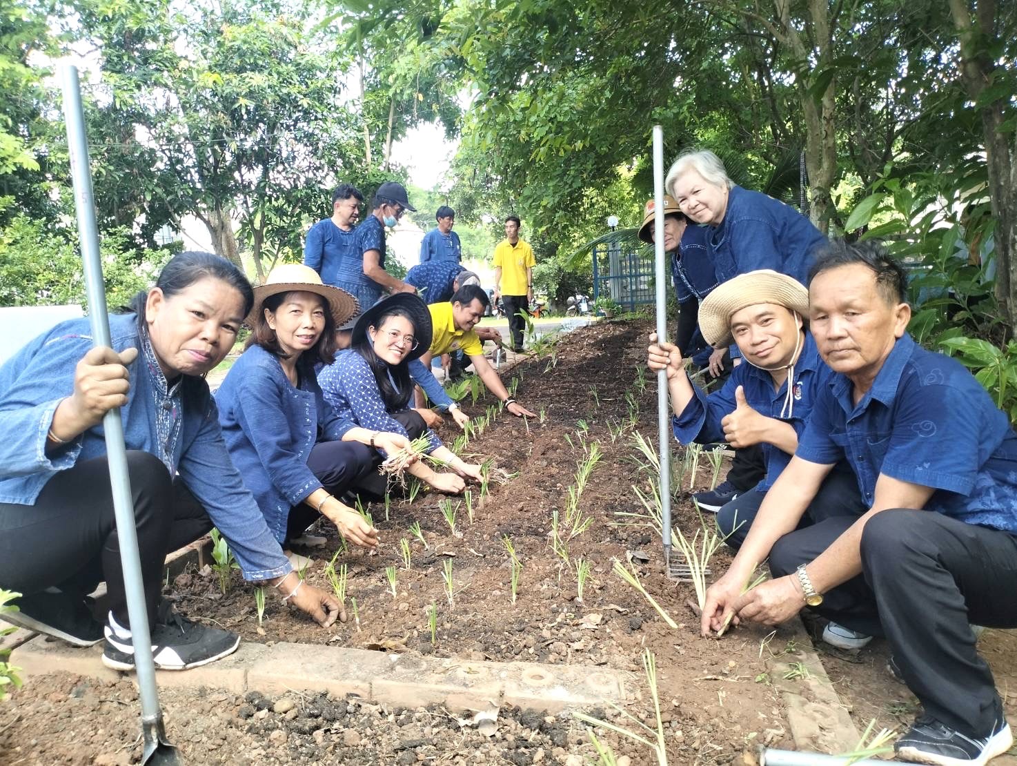 พช.หนองคาย ผนึกกำลัง ผู้นำ อช. ร่วมกับเครือข่ายโคกหนองนาอำเภอเมืองหนองคาย ขับเคลื่อนการน้อมนำแนวพระราชดำริของสมเด็จพระกนิษฐาธิราชเจ้า กรมสมเด็จพระเทพรัตนราชสุดาฯ สยามบรมราชกุมารี สู่ปฏิบัติการปลูกผักสวนครัว เพื่อสร้างความมั่นคงทางอาหาร กิจกรรม “ผู้นำต้นแบบตัวอย่างที่เห็นจริง”