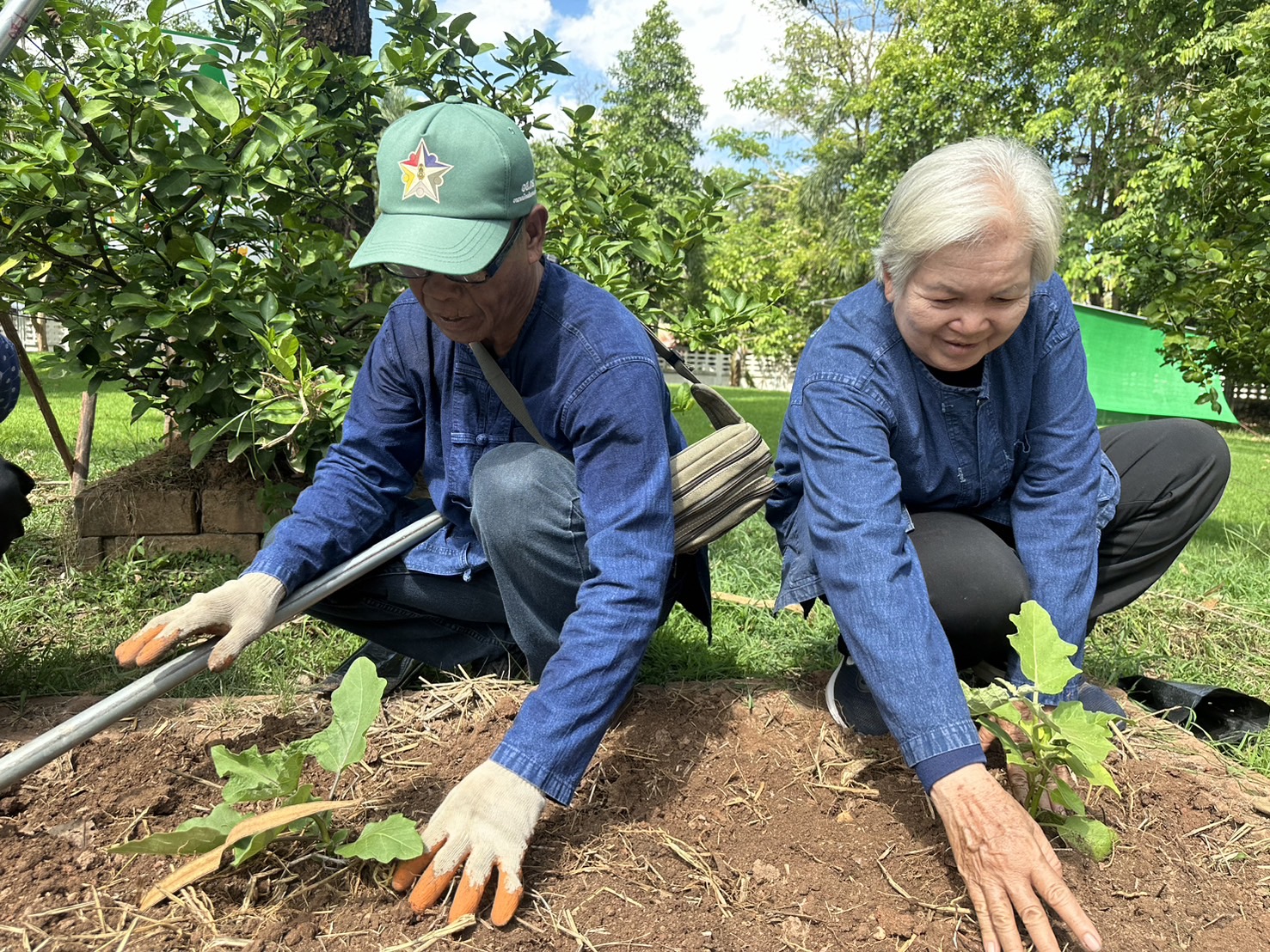 พช.หนองคาย ผนึกกำลัง ผู้นำ อช. ร่วมกับเครือข่ายโคกหนองนาอำเภอเมืองหนองคาย ขับเคลื่อนการน้อมนำแนวพระราชดำริของสมเด็จพระกนิษฐาธิราชเจ้า กรมสมเด็จพระเทพรัตนราชสุดาฯ สยามบรมราชกุมารี สู่ปฏิบัติการปลูกผักสวนครัว เพื่อสร้างความมั่นคงทางอาหาร กิจกรรม “ผู้นำต้นแบบตัวอย่างที่เห็นจริง”