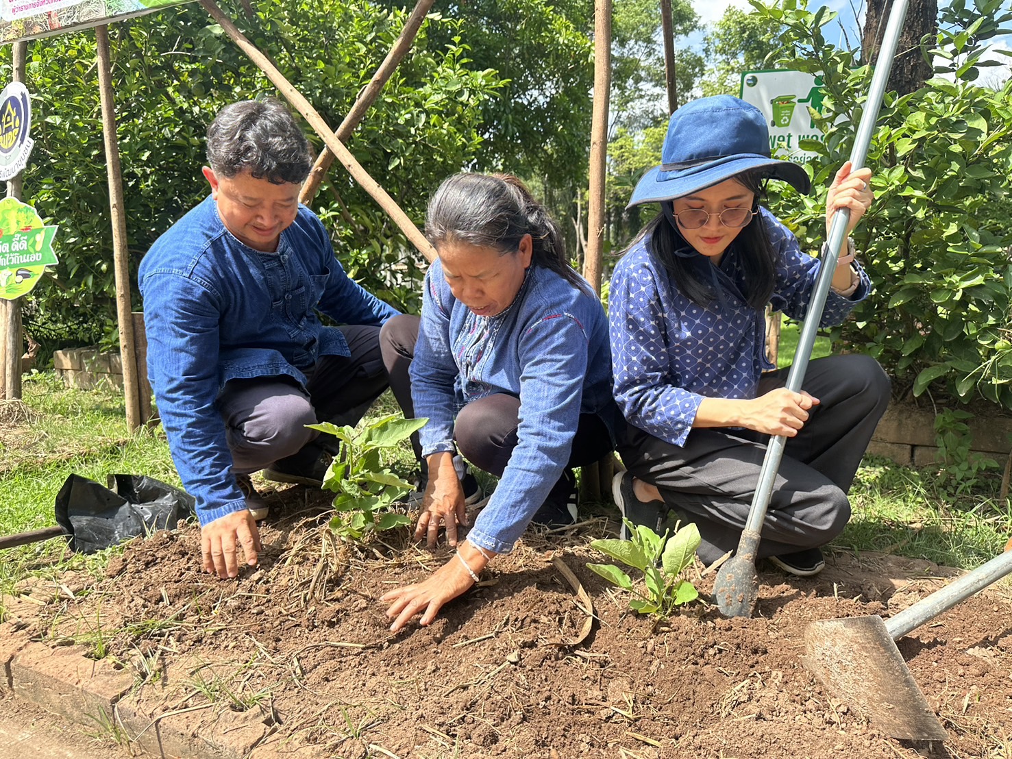 พช.หนองคาย ผนึกกำลัง ผู้นำ อช. ร่วมกับเครือข่ายโคกหนองนาอำเภอเมืองหนองคาย ขับเคลื่อนการน้อมนำแนวพระราชดำริของสมเด็จพระกนิษฐาธิราชเจ้า กรมสมเด็จพระเทพรัตนราชสุดาฯ สยามบรมราชกุมารี สู่ปฏิบัติการปลูกผักสวนครัว เพื่อสร้างความมั่นคงทางอาหาร กิจกรรม “ผู้นำต้นแบบตัวอย่างที่เห็นจริง”