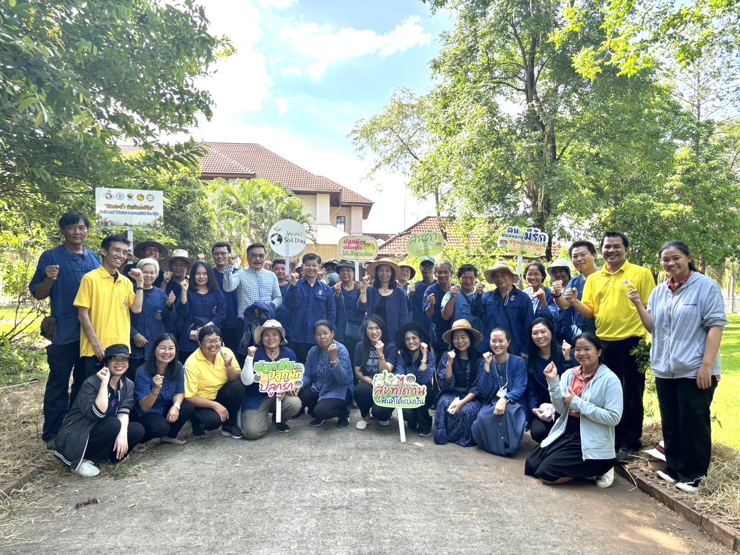 พช.หนองคาย ผนึกกำลัง ผู้นำ อช. ร่วมกับเครือข่ายโคกหนองนาอำเภอเมืองหนองคาย ขับเคลื่อนการน้อมนำแนวพระราชดำริของสมเด็จพระกนิษฐาธิราชเจ้า กรมสมเด็จพระเทพรัตนราชสุดาฯ สยามบรมราชกุมารี สู่ปฏิบัติการปลูกผักสวนครัว เพื่อสร้างความมั่นคงทางอาหาร กิจกรรม “ผู้นำต้นแบบตัวอย่างที่เห็นจริง”