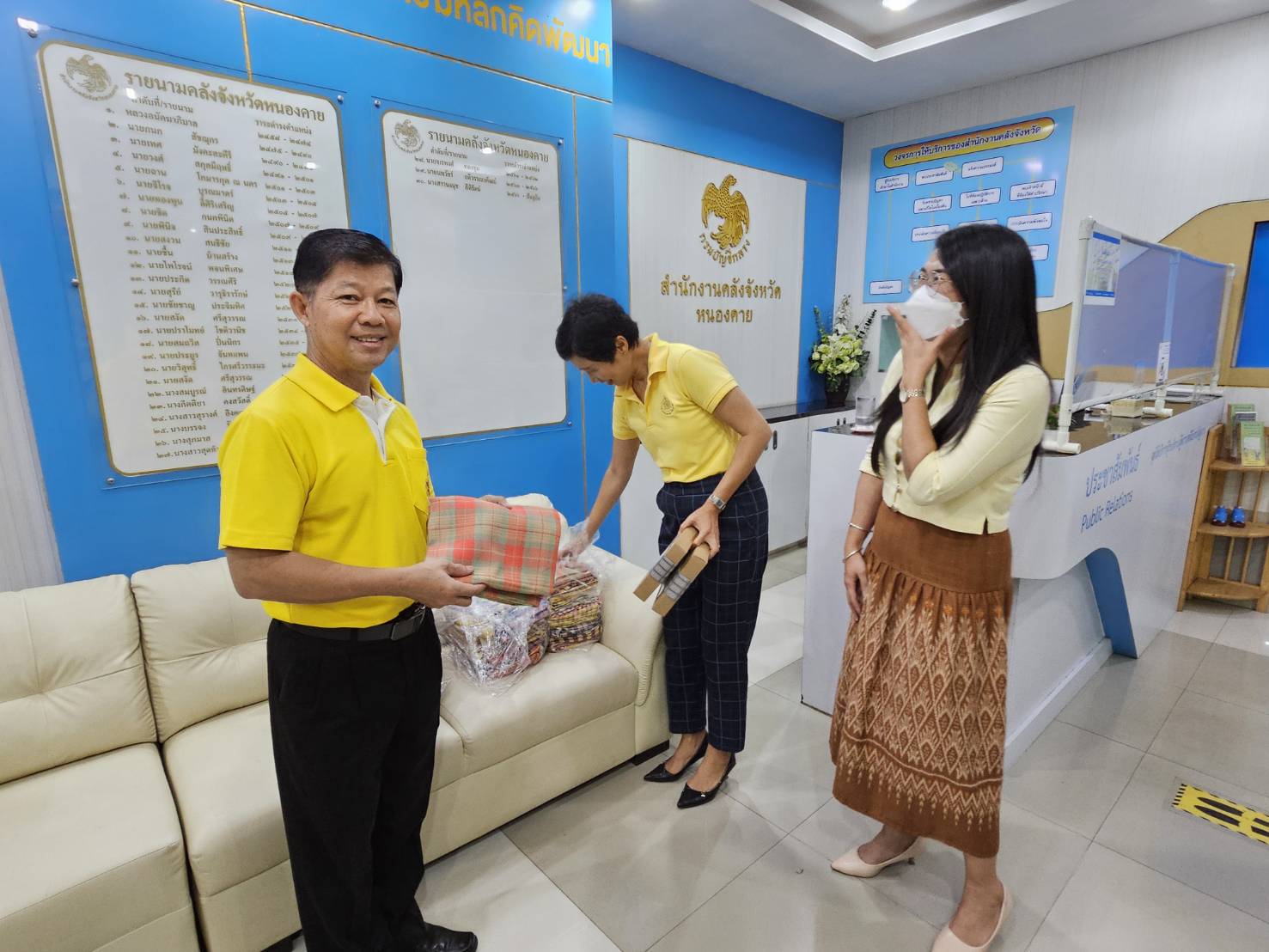 พช.หนองคาย ส่งเสริมช่องทางการตลาด สินค้า OTOP กลุ่มผ้าทอมือบ้านตาดทอง อ.รัตนวาปี ปลุกกระแสผ้าไทย สร้างรายได้สู่ชุมชน