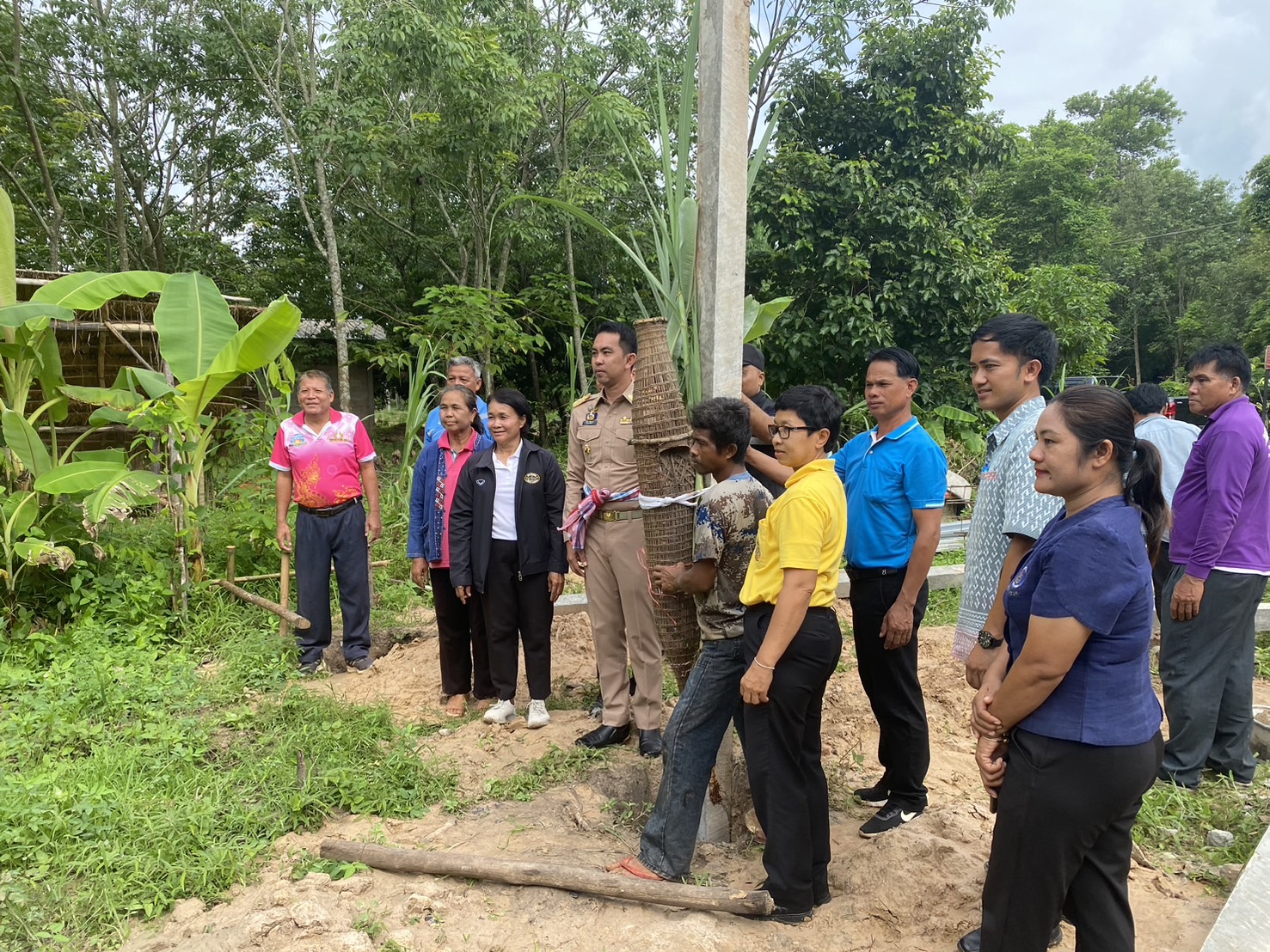 พช.หนองคาย มุ่งพัฒนาครัวเรือนให้มีคุณภาพชีวิตที่ดีขึ้น ร่วมพิธียกเสาเอกบ้านห่วงใยจากใจ GLO ปี 2566 อำเภอรัตนวาปี