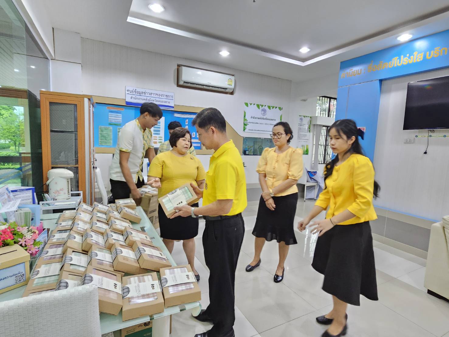 พช.หนองคาย ส่งเสริมช่องทางการตลาด สินค้า OTOP กลุ่มผ้าทอมือบ้านตาดทอง อ.รัตนวาปี ปลุกกระแสผ้าไทย สร้างรายได้สู่ชุมชน