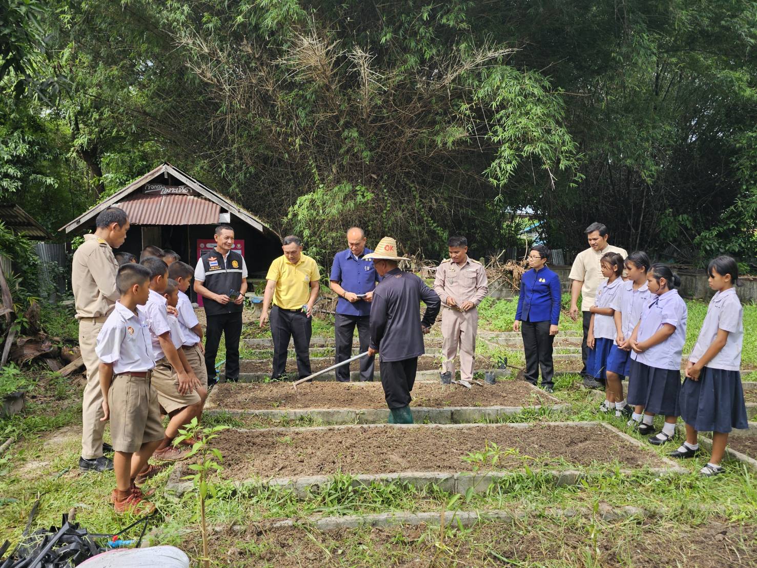 พช.หนองคาย ลงพื้นที่ถอดบทเรียนความสำเร็จของผู้นำสตรีในการแก้ไขปัญหาความยากจน และส่งเสริมการสร้างความมั่นคงทางอาหารสู่สถานศึกษา ในพื้นที่อำเภอเฝ้าไร่
