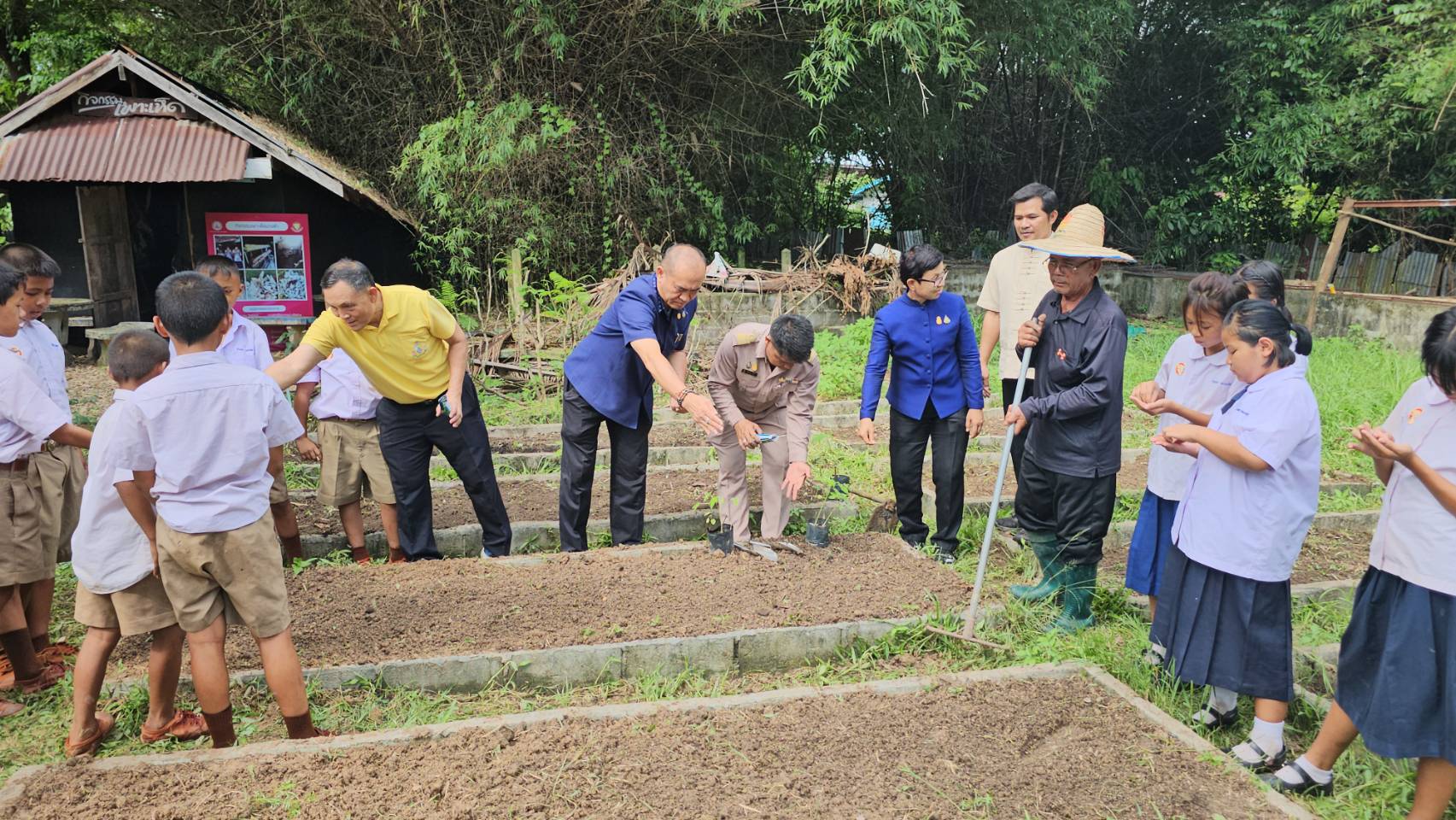พช.หนองคาย ลงพื้นที่ถอดบทเรียนความสำเร็จของผู้นำสตรีในการแก้ไขปัญหาความยากจน และส่งเสริมการสร้างความมั่นคงทางอาหารสู่สถานศึกษา ในพื้นที่อำเภอเฝ้าไร่