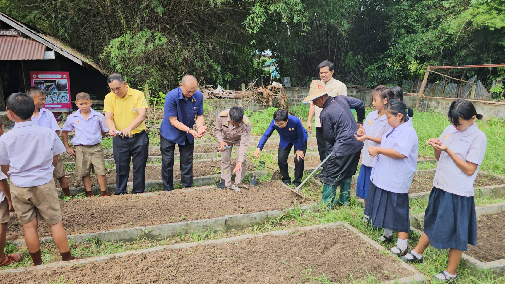 พช.หนองคาย ลงพื้นที่ถอดบทเรียนความสำเร็จของผู้นำสตรีในการแก้ไขปัญหาความยากจน และส่งเสริมการสร้างความมั่นคงทางอาหารสู่สถานศึกษา ในพื้นที่อำเภอเฝ้าไร่