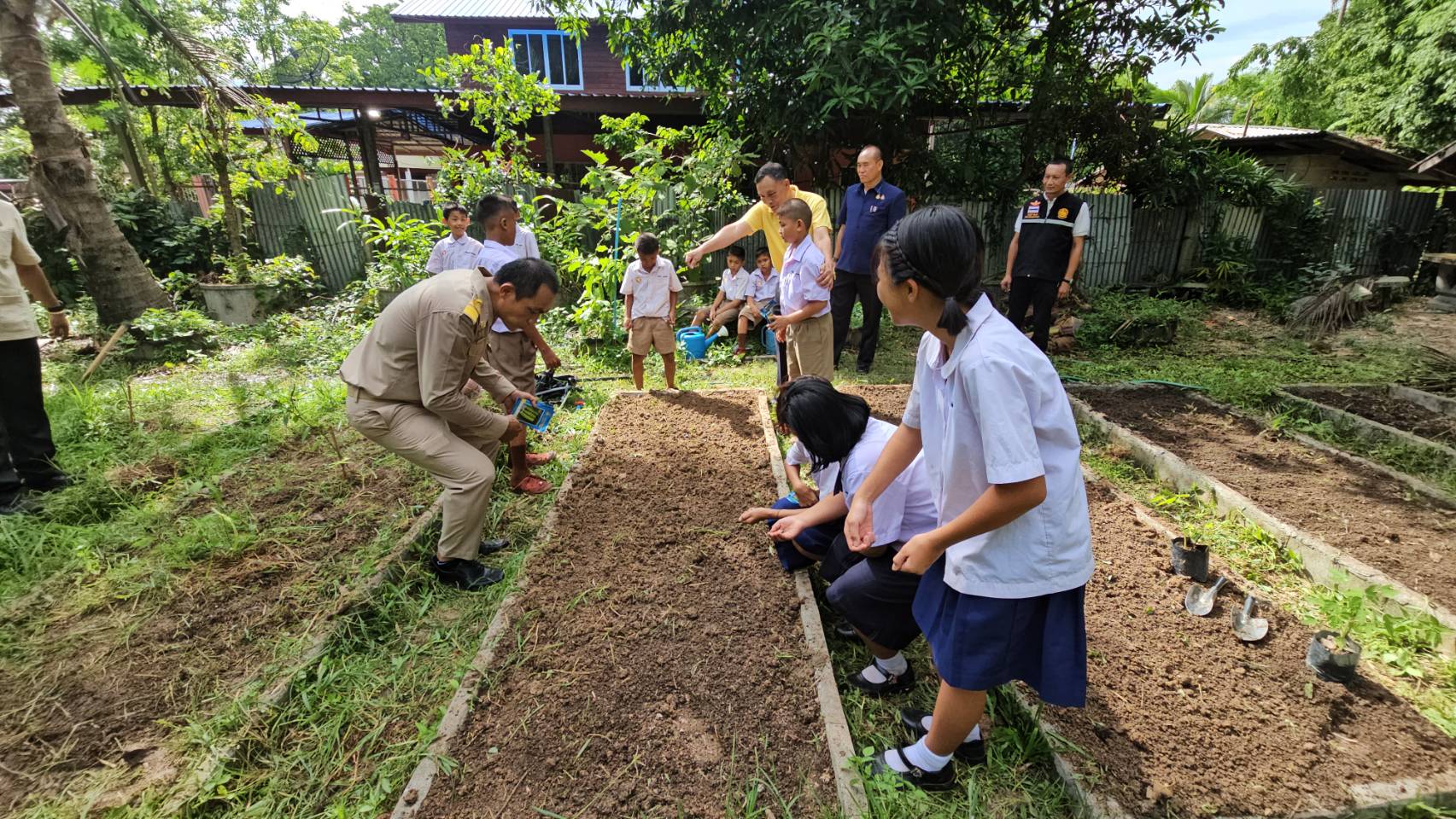 พช.หนองคาย ลงพื้นที่ถอดบทเรียนความสำเร็จของผู้นำสตรีในการแก้ไขปัญหาความยากจน และส่งเสริมการสร้างความมั่นคงทางอาหารสู่สถานศึกษา ในพื้นที่อำเภอเฝ้าไร่