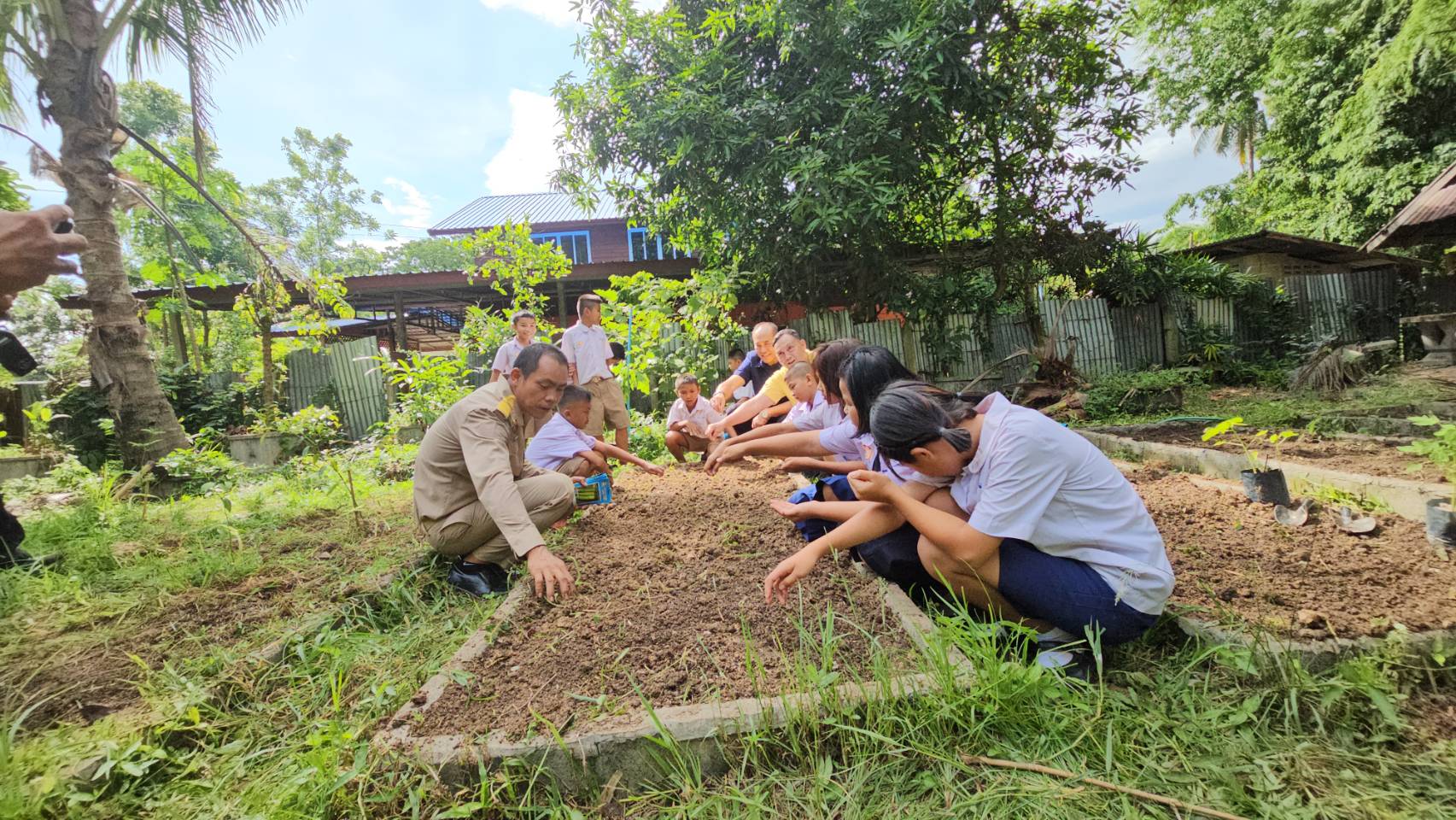 พช.หนองคาย ลงพื้นที่ถอดบทเรียนความสำเร็จของผู้นำสตรีในการแก้ไขปัญหาความยากจน และส่งเสริมการสร้างความมั่นคงทางอาหารสู่สถานศึกษา ในพื้นที่อำเภอเฝ้าไร่